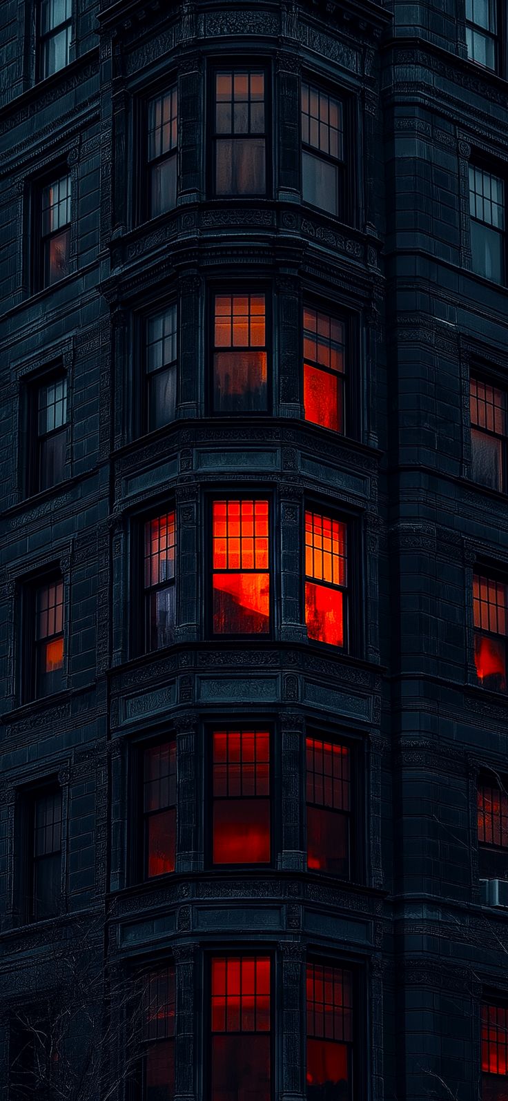 женское здание с красным светом в окнах