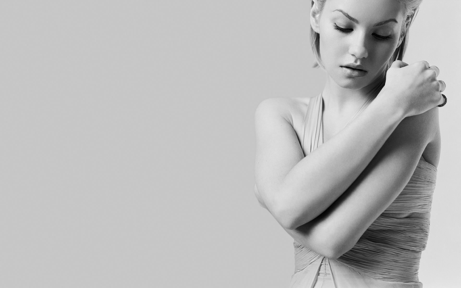 женщина в платье держит нож в руке