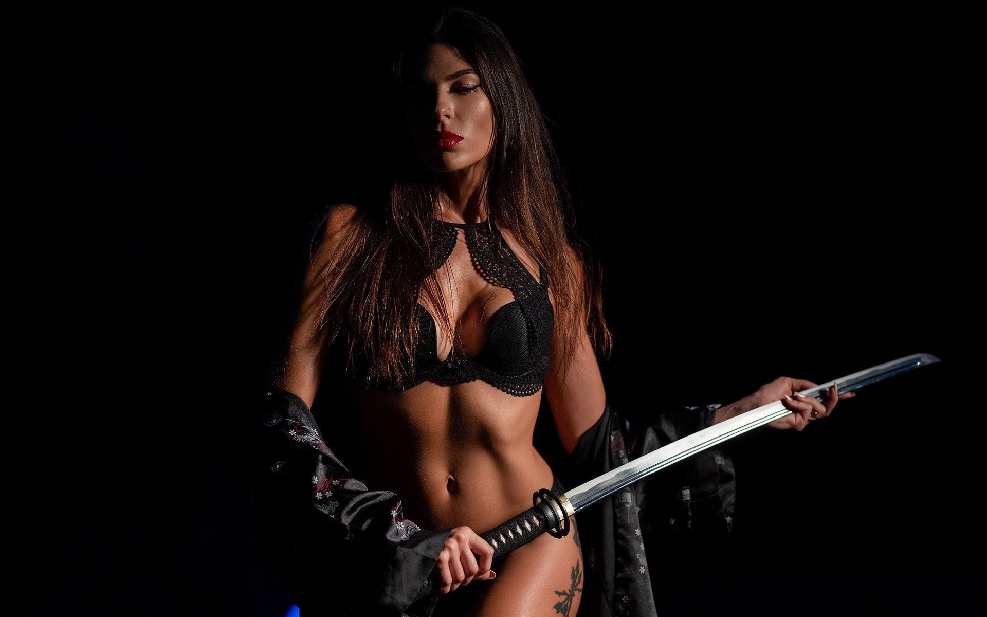 женщина в черном бикини с мечом