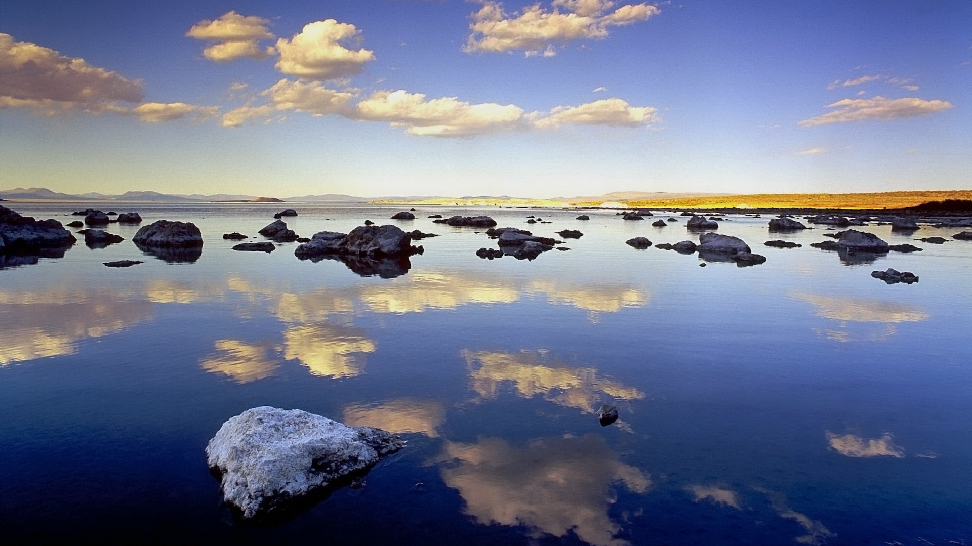 Голубое озеро в Калифорнии без смс
