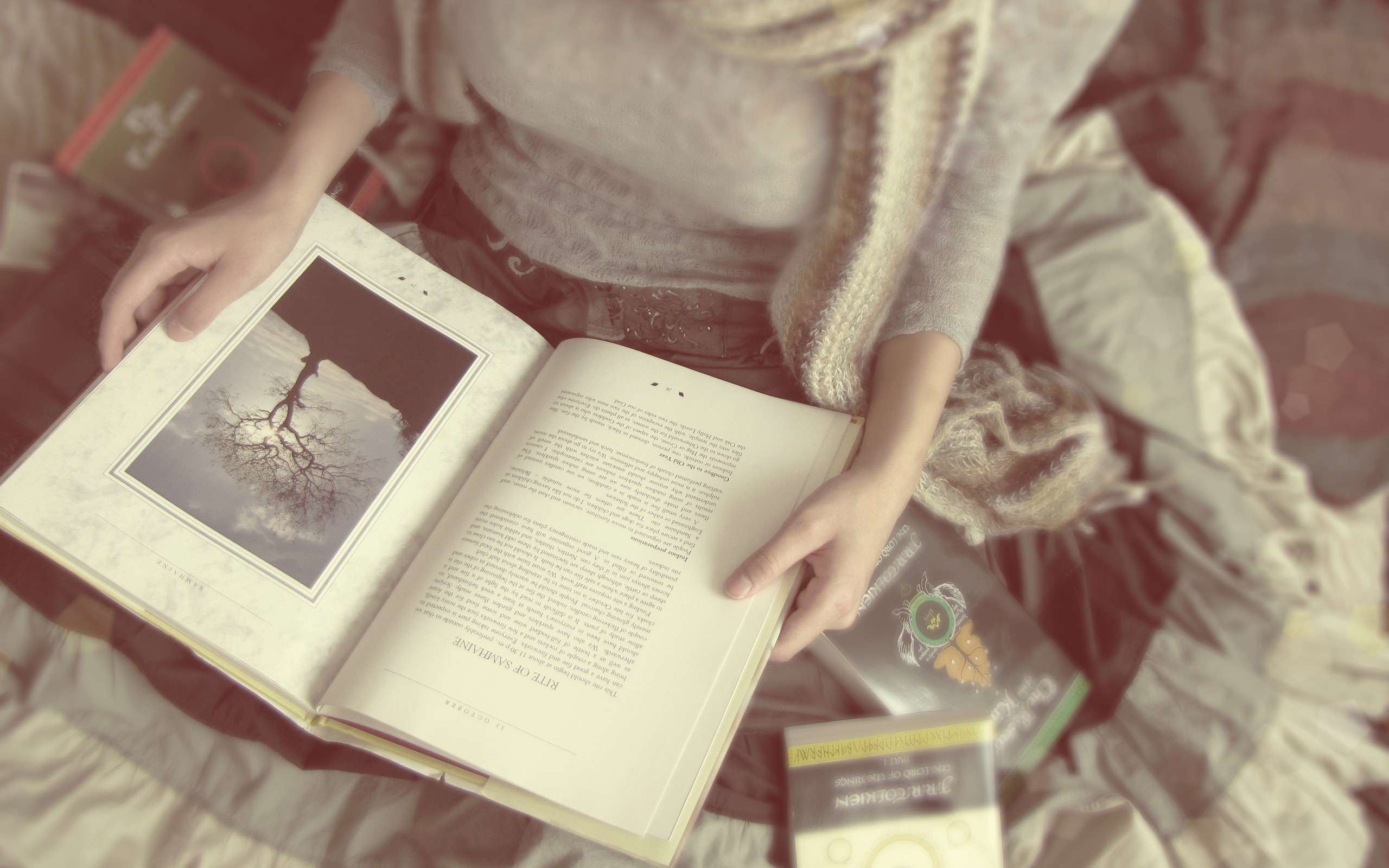 девушка, книга