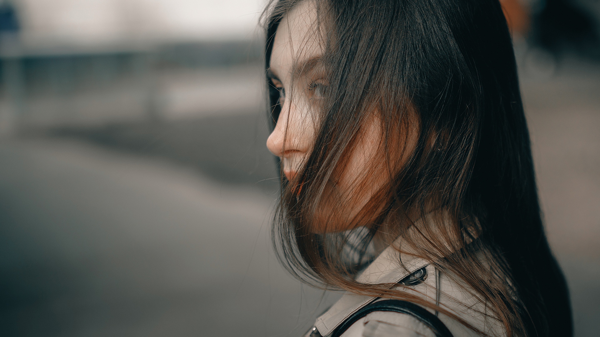 на улице стоит женщина с длинными волосами