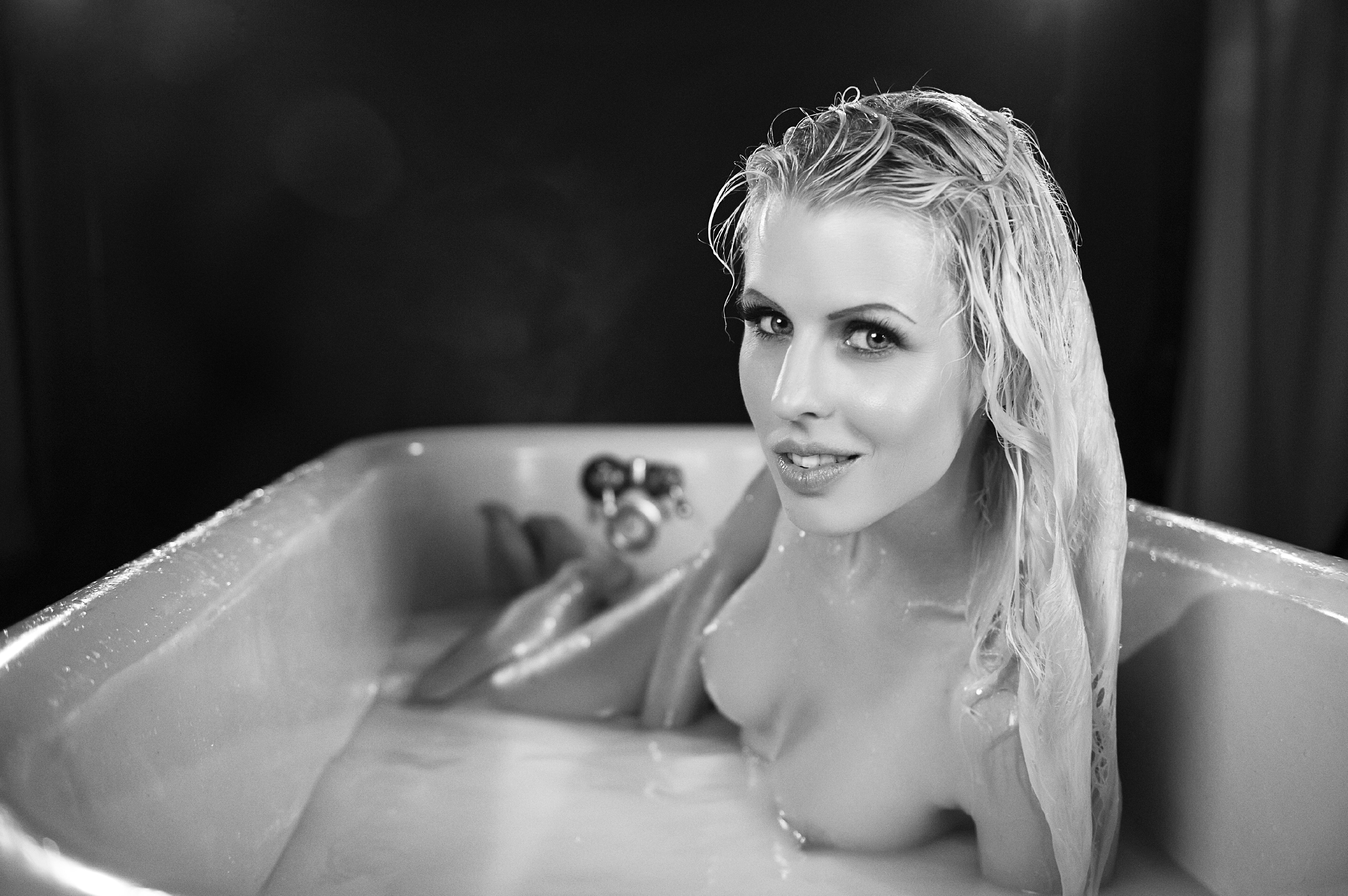 девушка в ванной