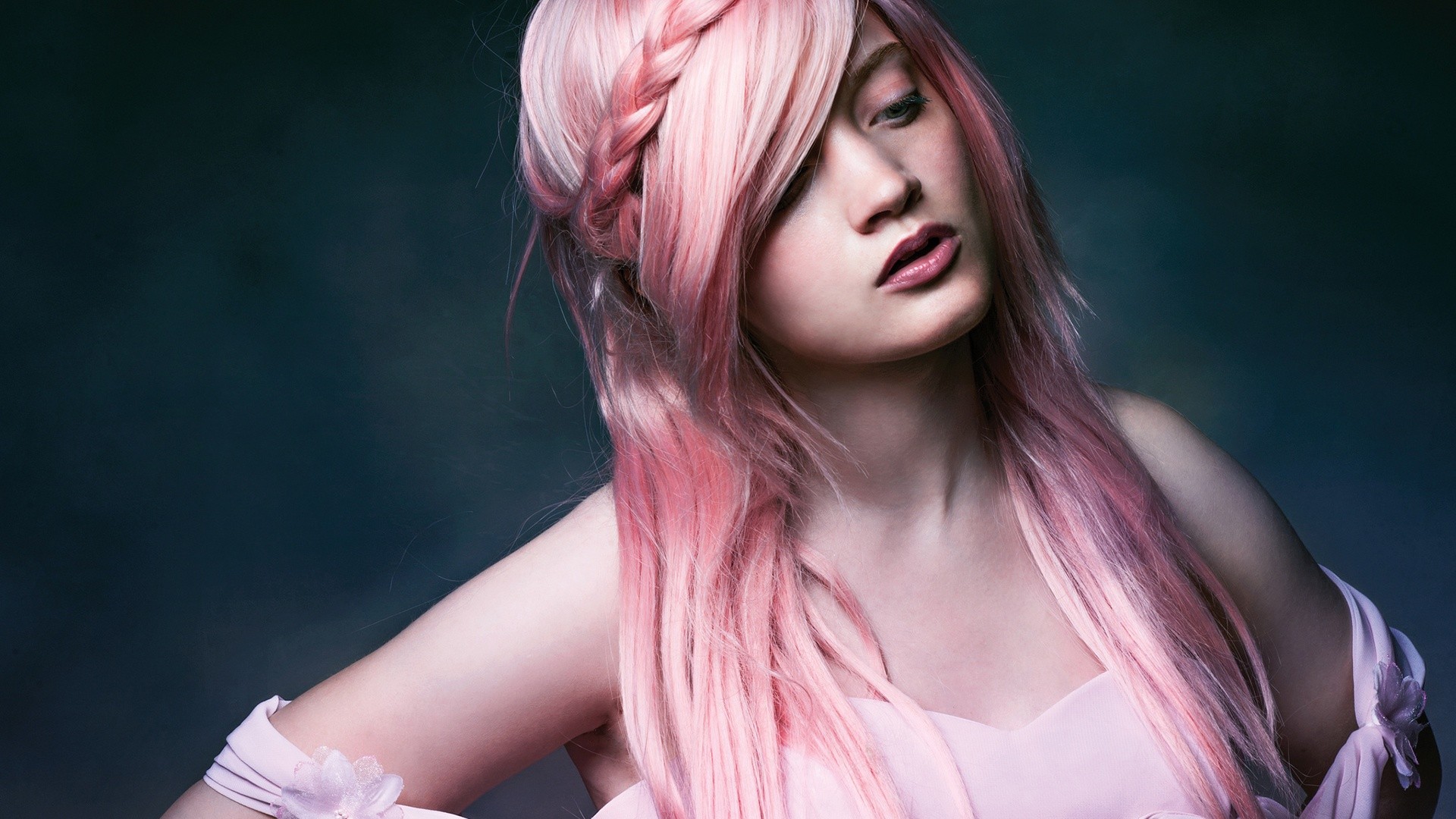 блондинка с розовыми волосами и заплетенными волосами позирует для фото