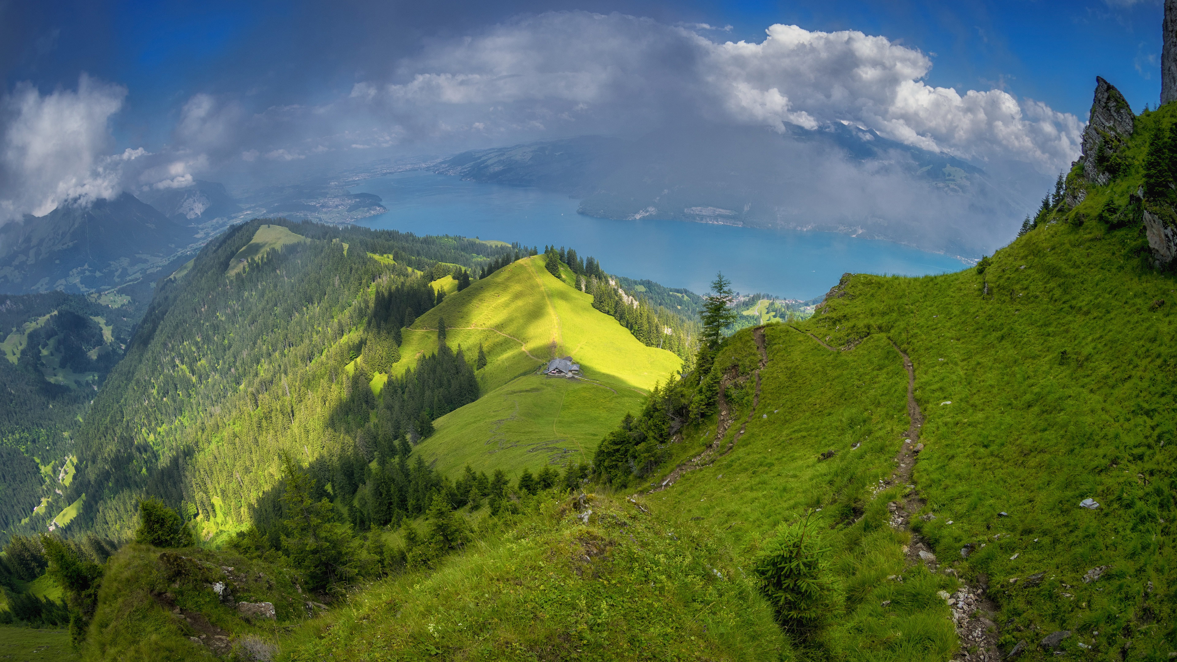 Облако разрастаясь вверх промчалось по склону горы. Горный Алтай зеленые горы вершина. Зеленые холмы Швейцарии. Лесистый склон Горная тропа Кавказ. На склоне горы.