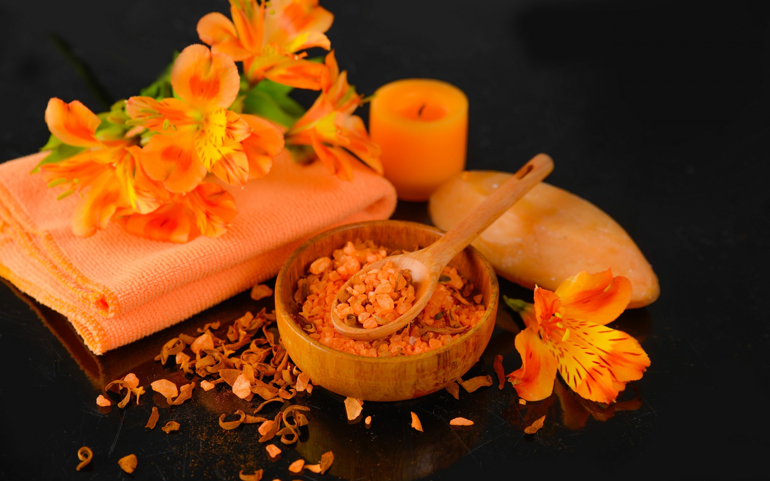 специи, соль, свеча