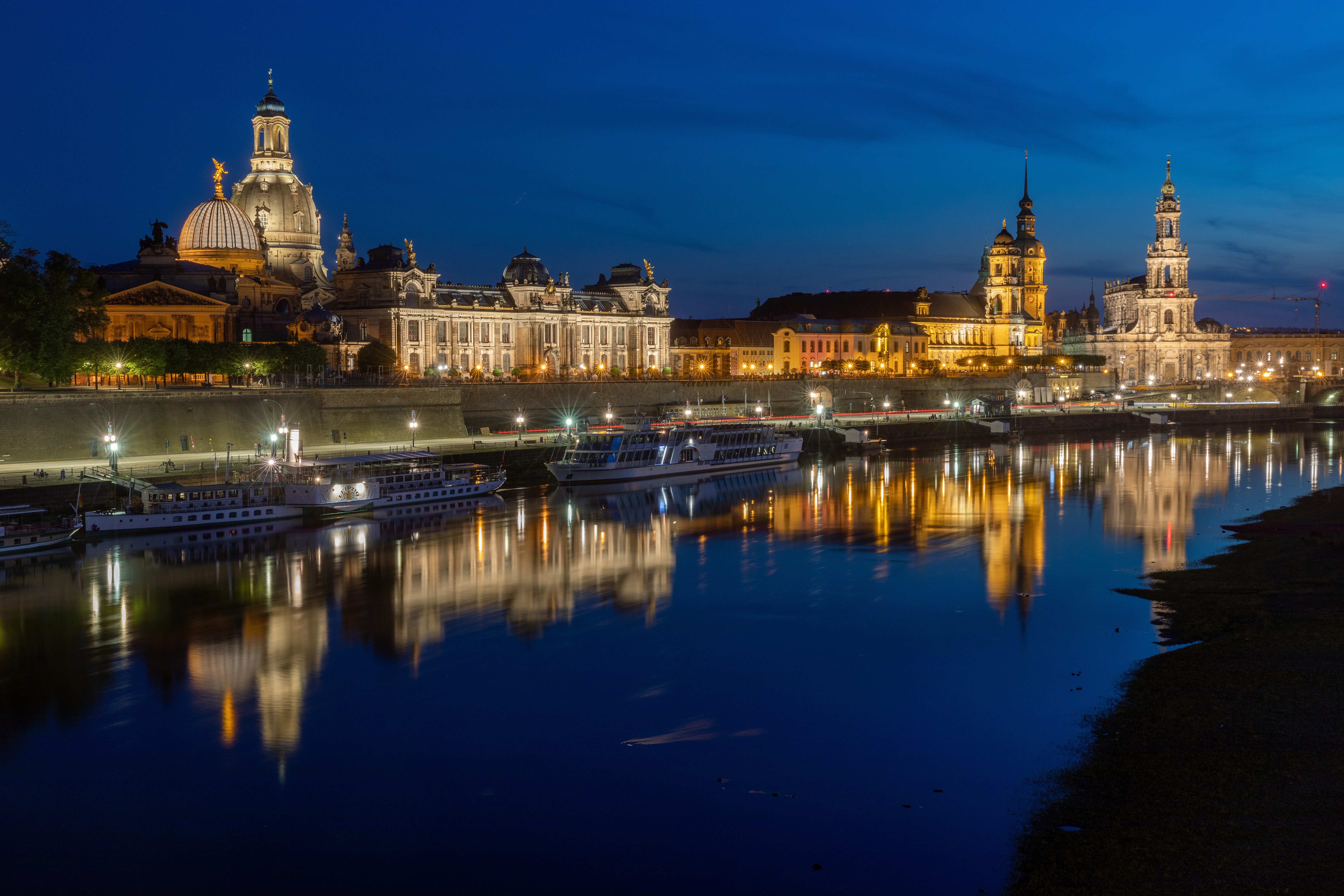 Дрезден это. Дрезденский Цвингер Саксония. Терраса Брюля в Дрездене. Дрезден река Эльба. Терраса Брюля Дрезден ночью.