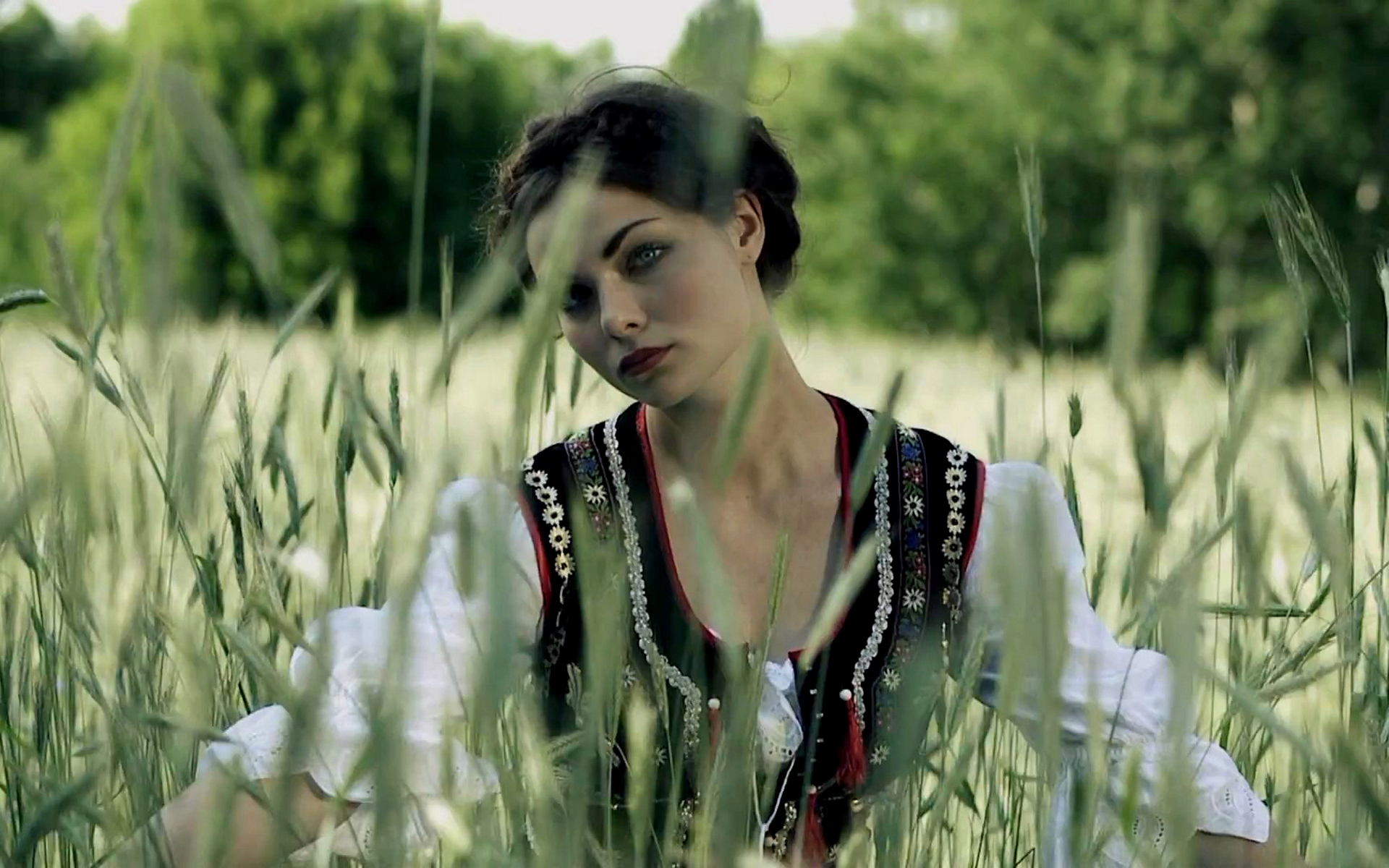 Ноты на гармошке. Славянка картинка. Девушка с косой. Песня бабы яги текст песни. Дуэт «ирка и кос».