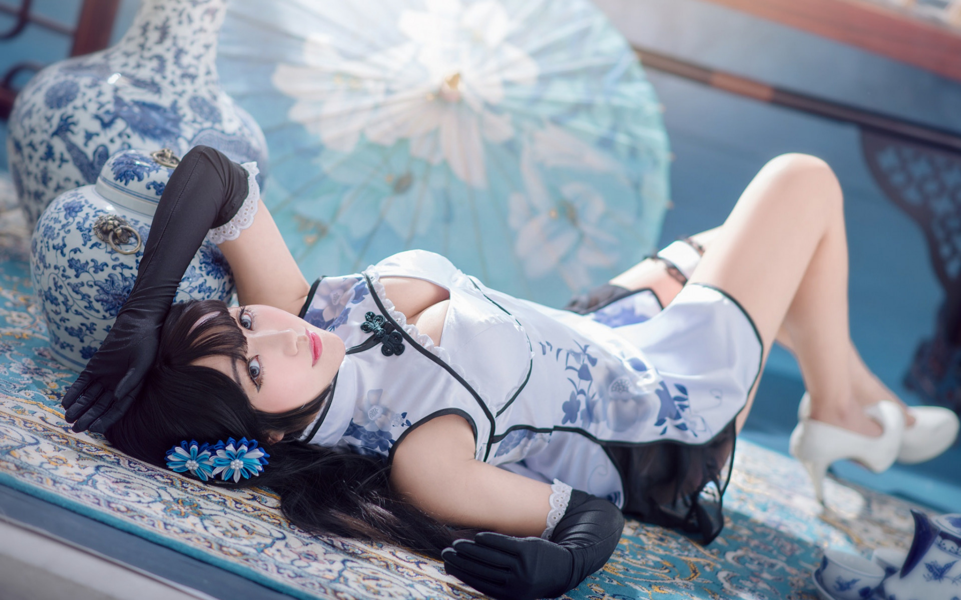 там на диване лежит женщина с зонтиком в руках