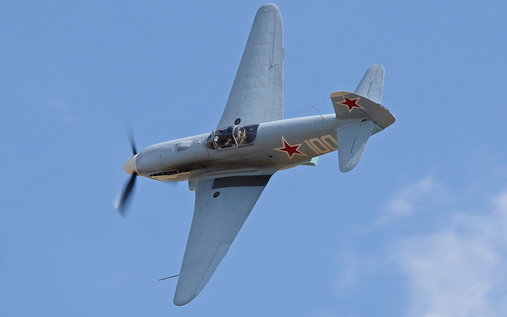 в небе летит маленький самолет с красной звездой на боку