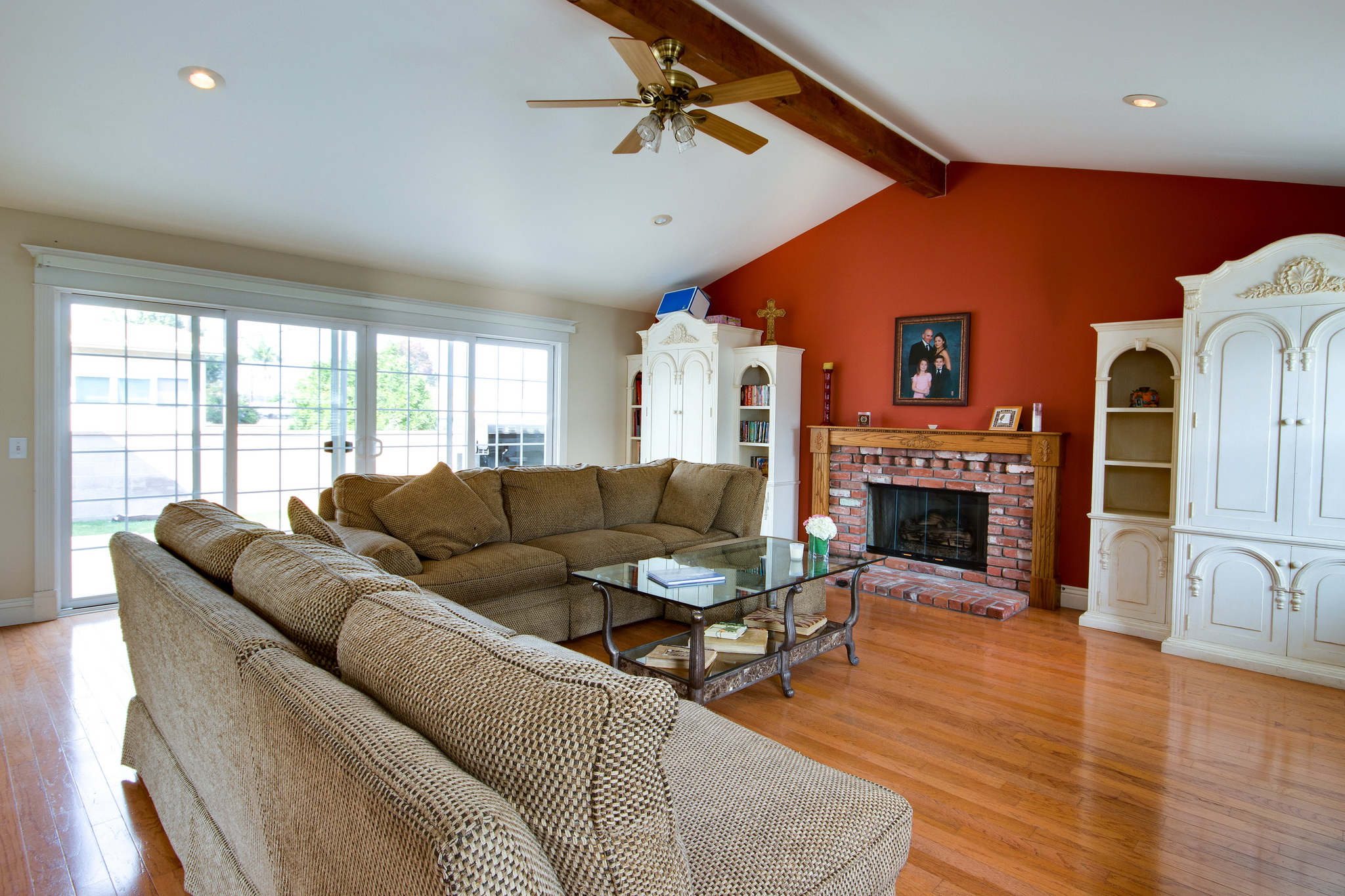 есть гостиная с диваном, кофейным столиком и камином