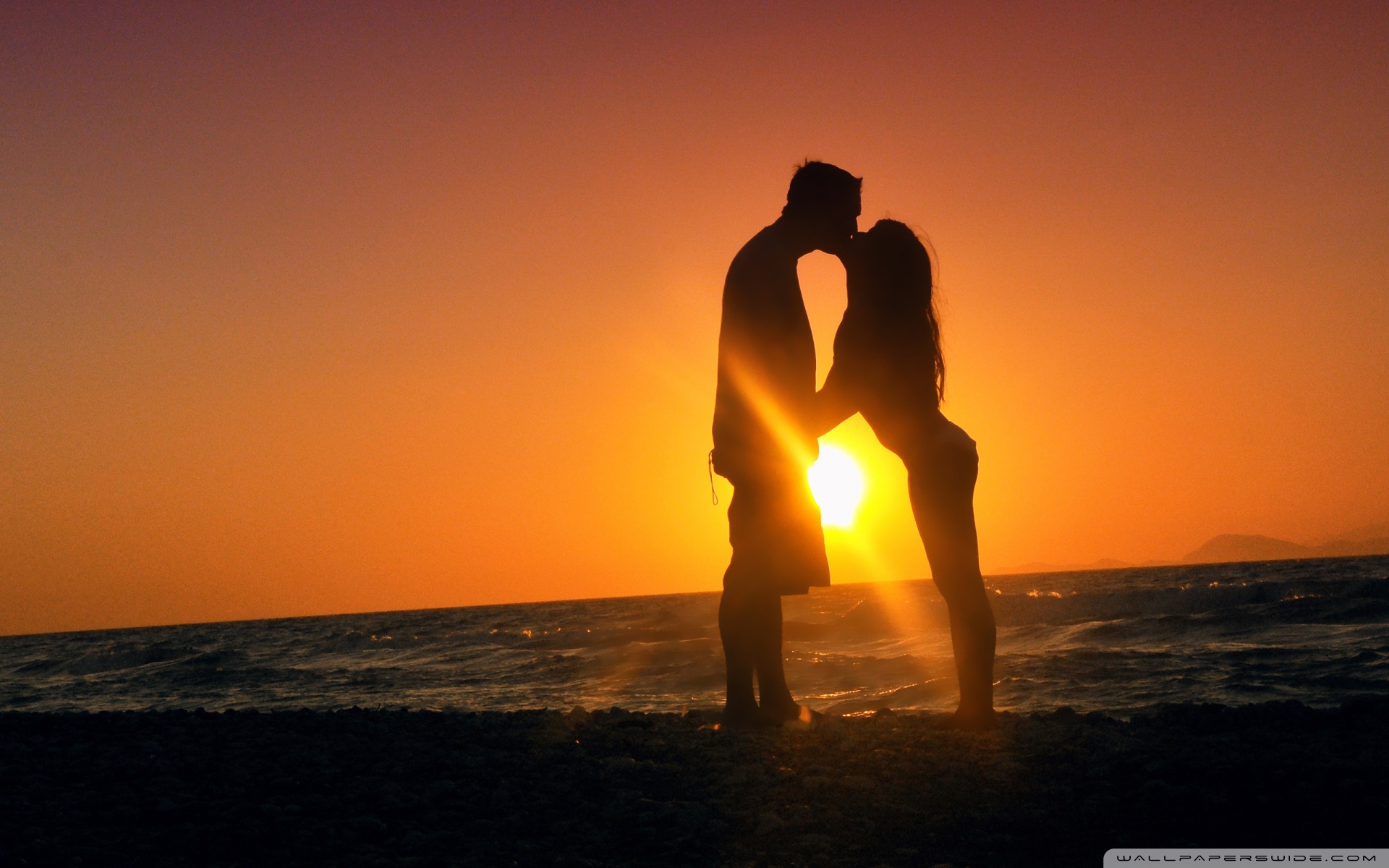 поцелуй у моря на закате