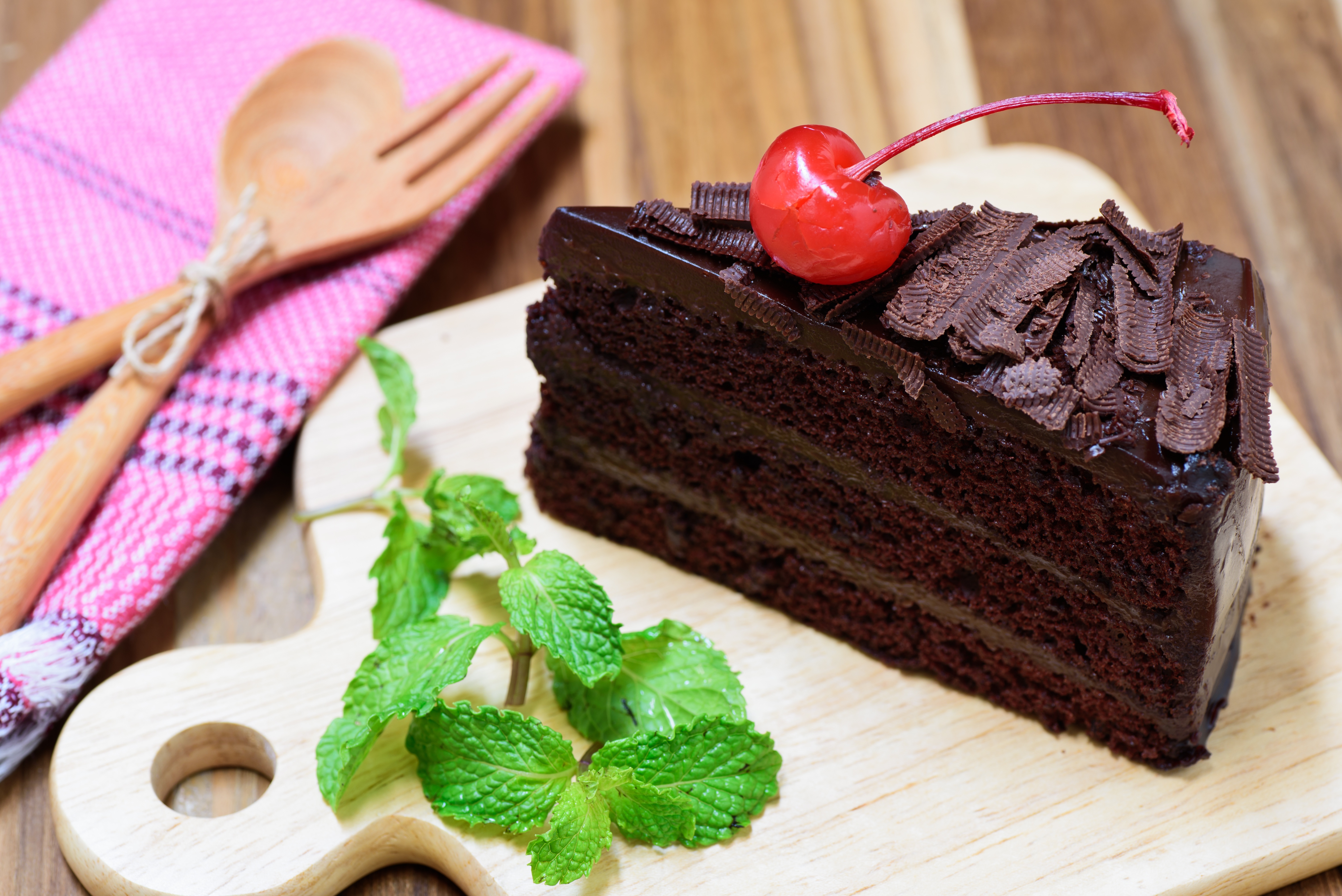 Пирожное в шоколаде. Баварский шоколад торт. Шоколадное пирожное. Торт пирожное. Кусок торта.