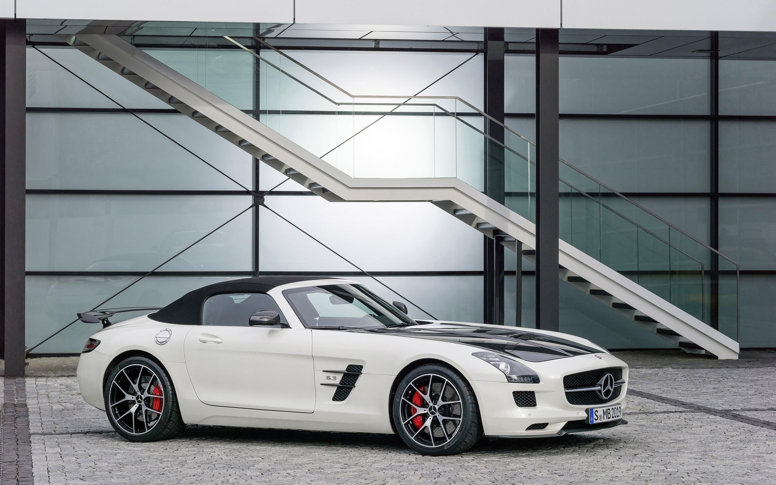 mercedes sls amg roadster roadster припаркован перед зданием
