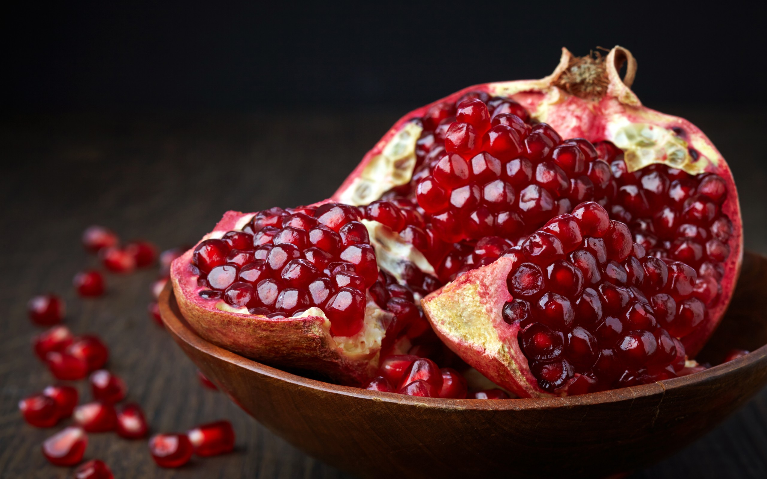 красные, гранаты