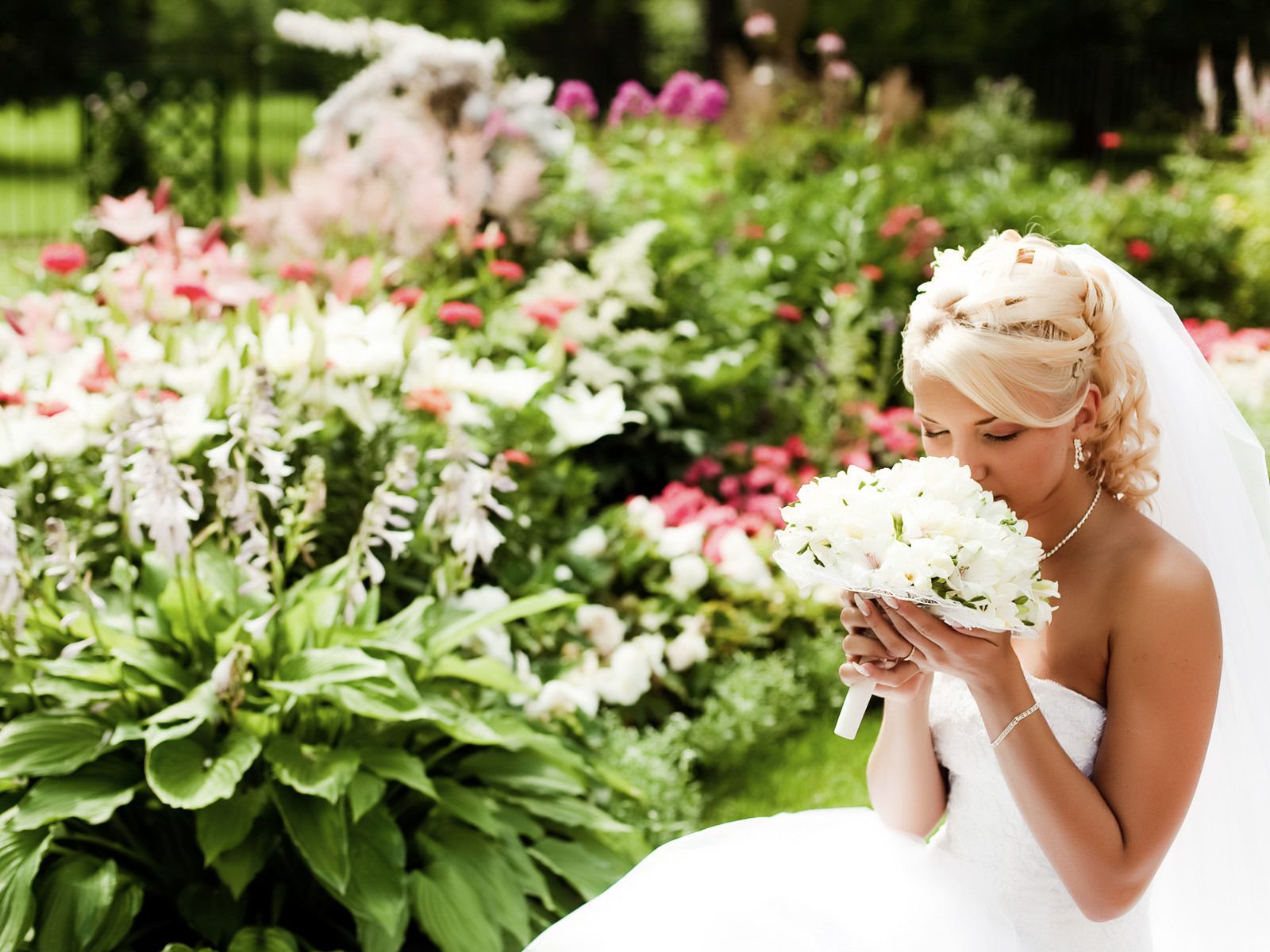 Невеста с цветами скачать