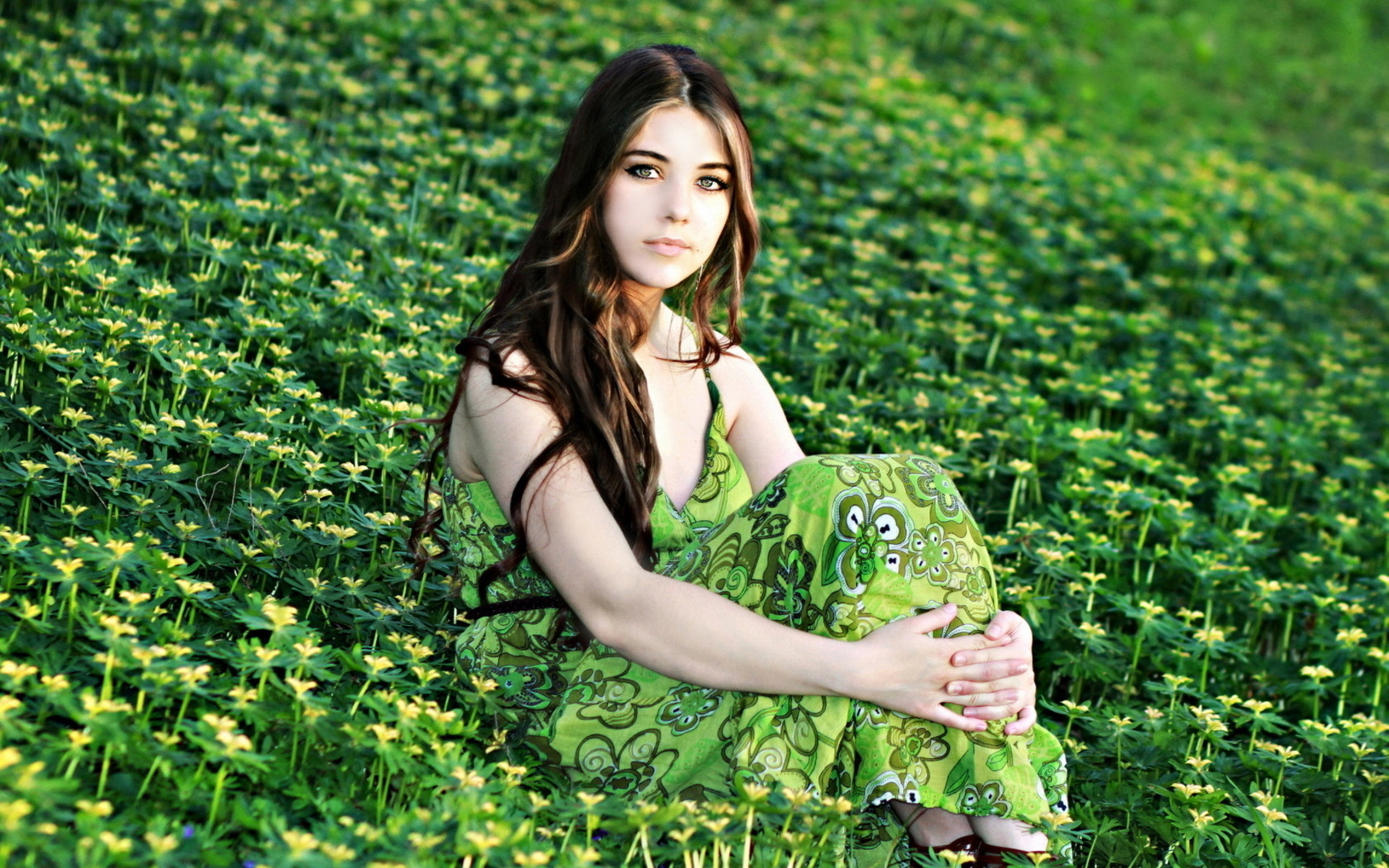 Девушка на зеленой траве без смс