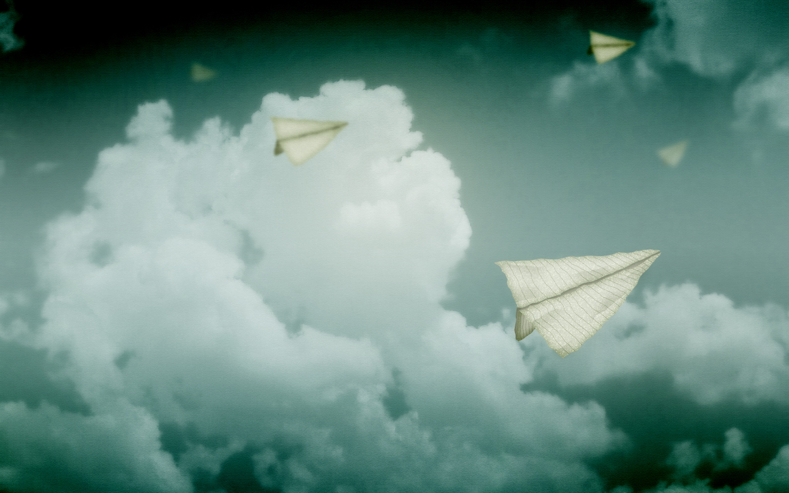 Бумажный самолет в небе