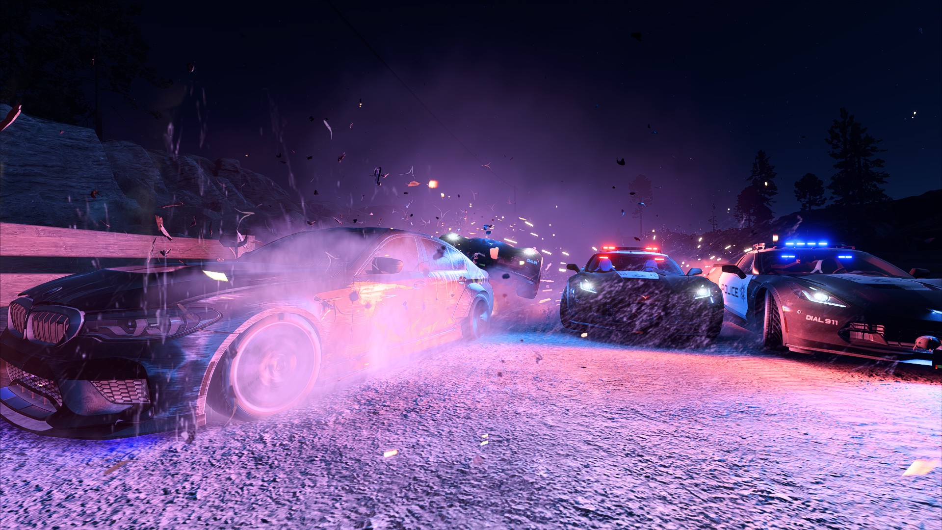 автомобили едут по заснеженной дороге ночью с полицейскими машинами