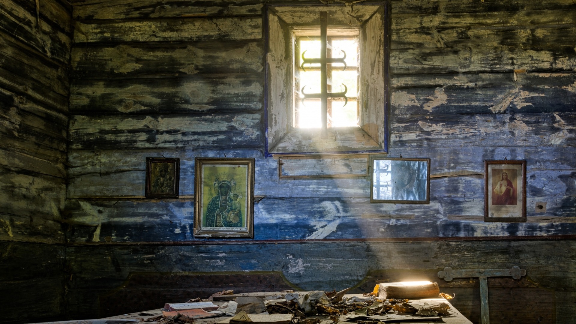 луч света в окне кельи