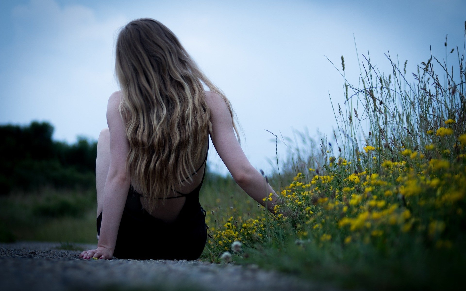 женщине, смотрите