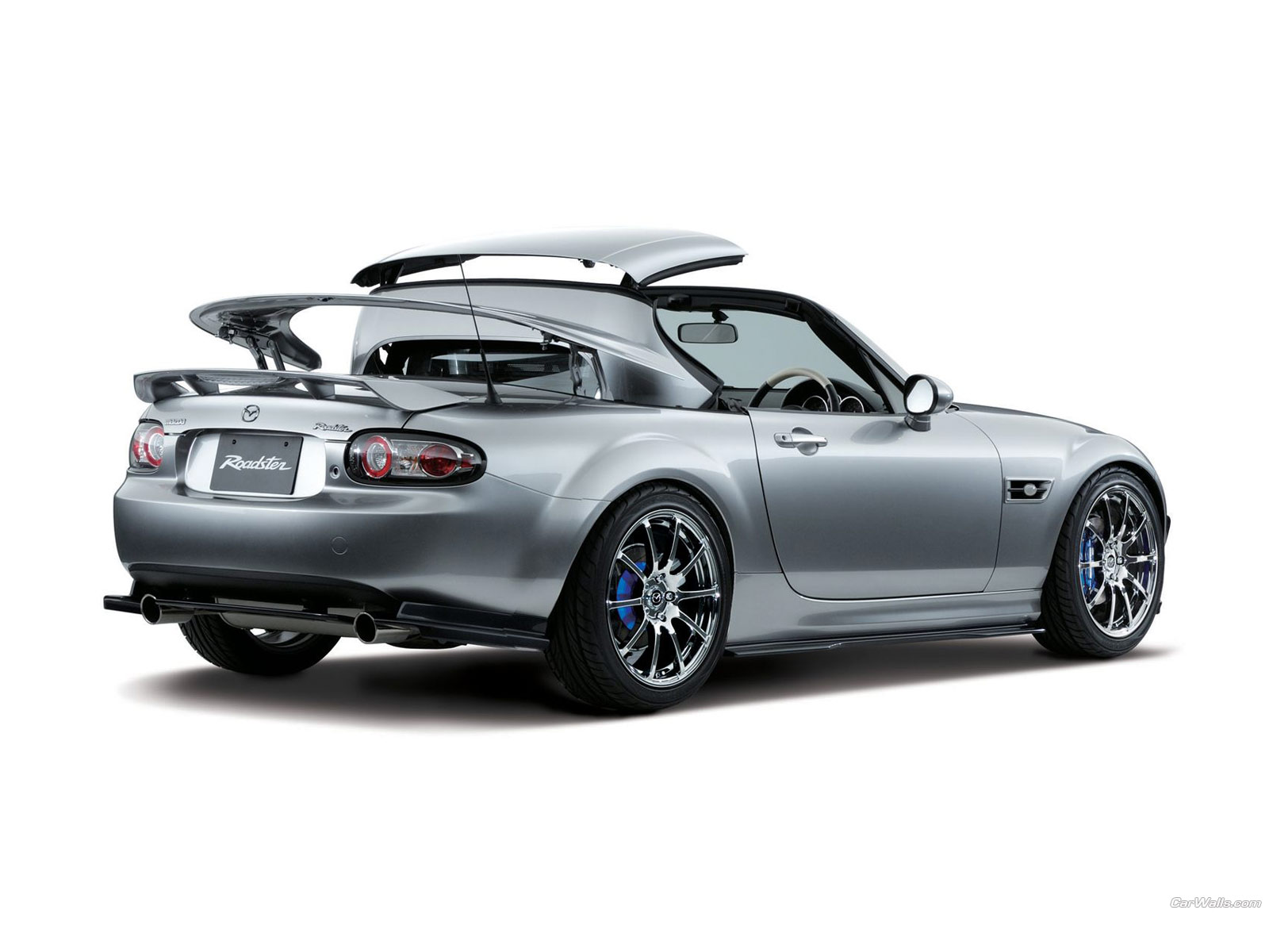 серебряный спортивный автомобиль с открытым капотом