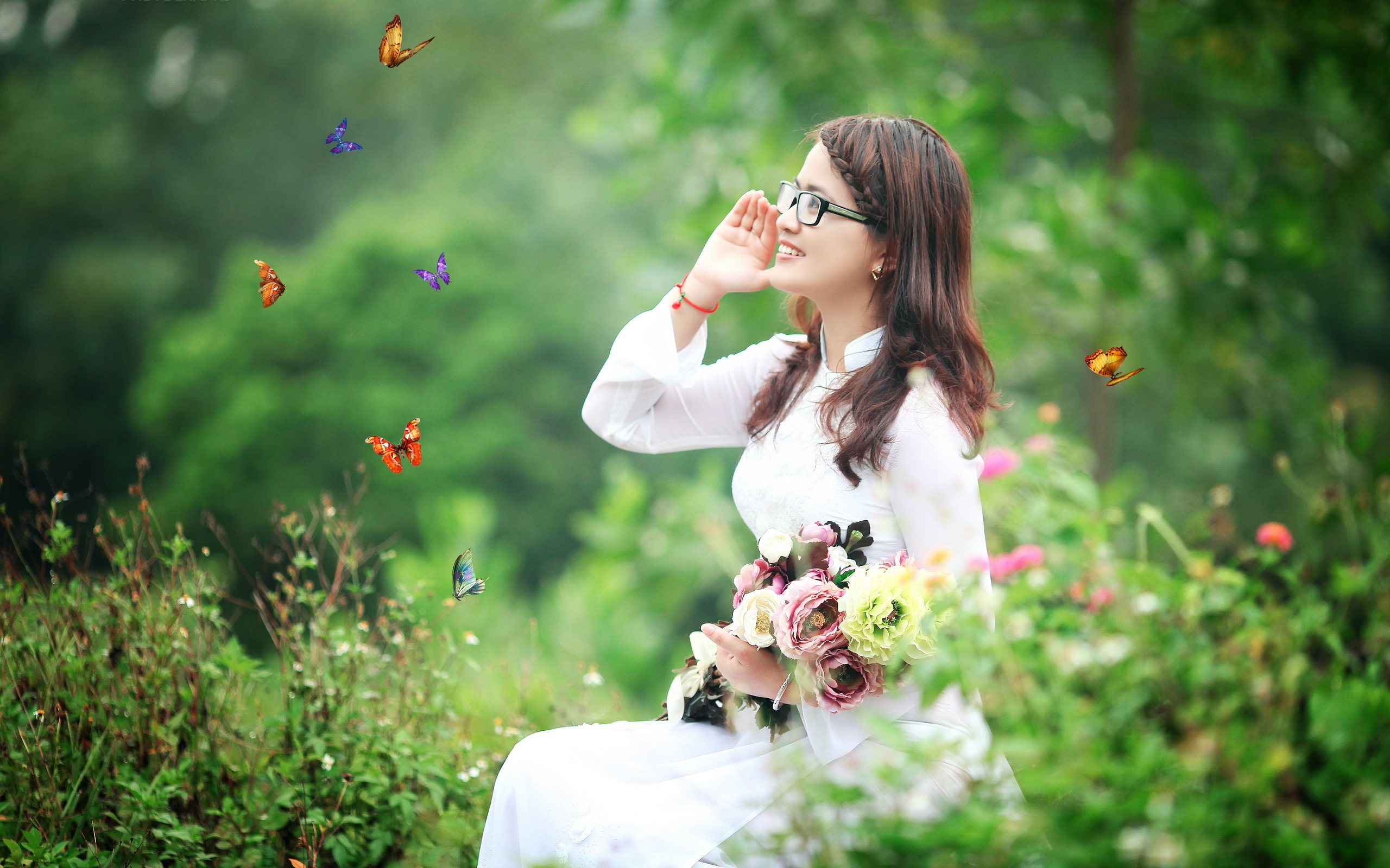 Девушка с бабочками на руках бесплатно