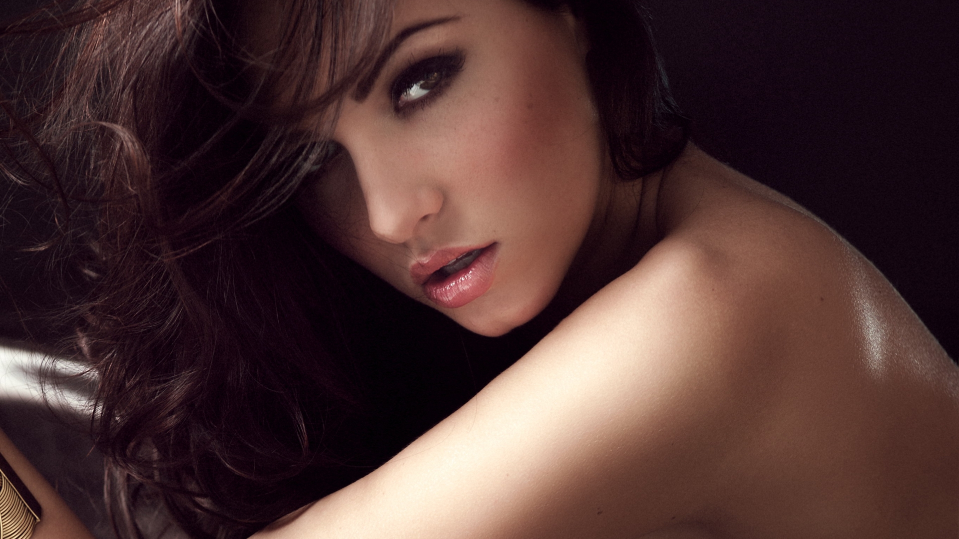 женщина с длинными темными волосами позирует для фото