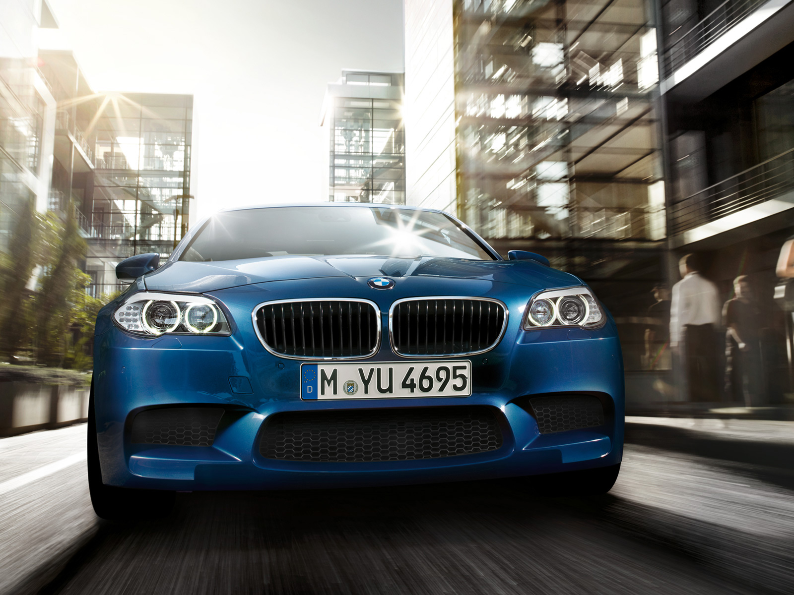 женский вид синего автомобиля bmw, едущего по городской улице