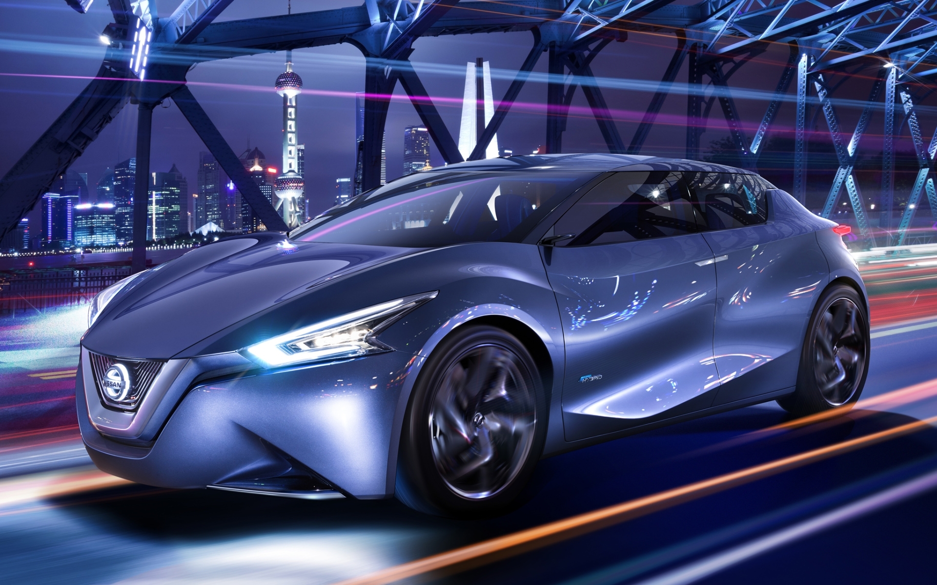 серебряный автомобиль, едущий по мосту