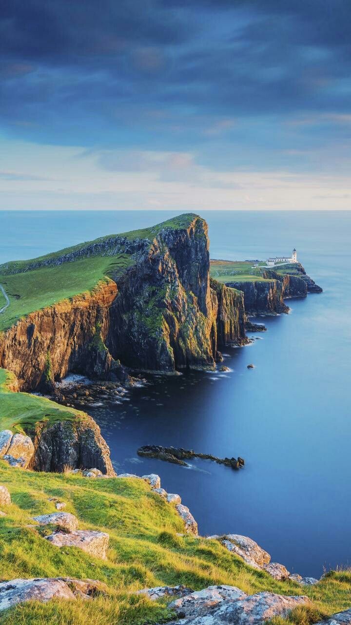 женский вид на маяк на скалистом утесе с видом на океан