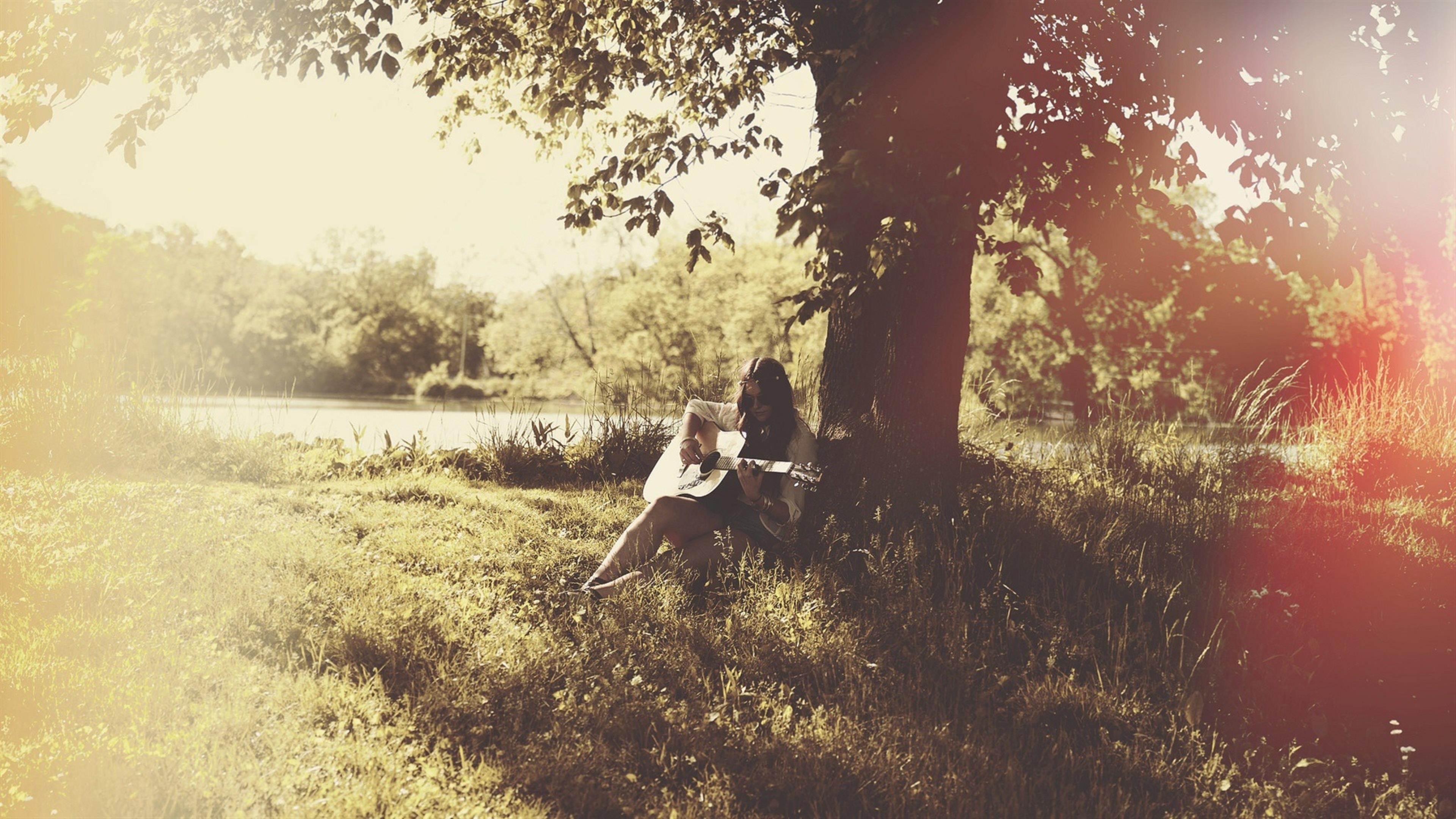 В предвкушении лета. Девушка под деревом. Девушка с гитарой на природе. Парень и девушка на природе. Природа Вдохновение.