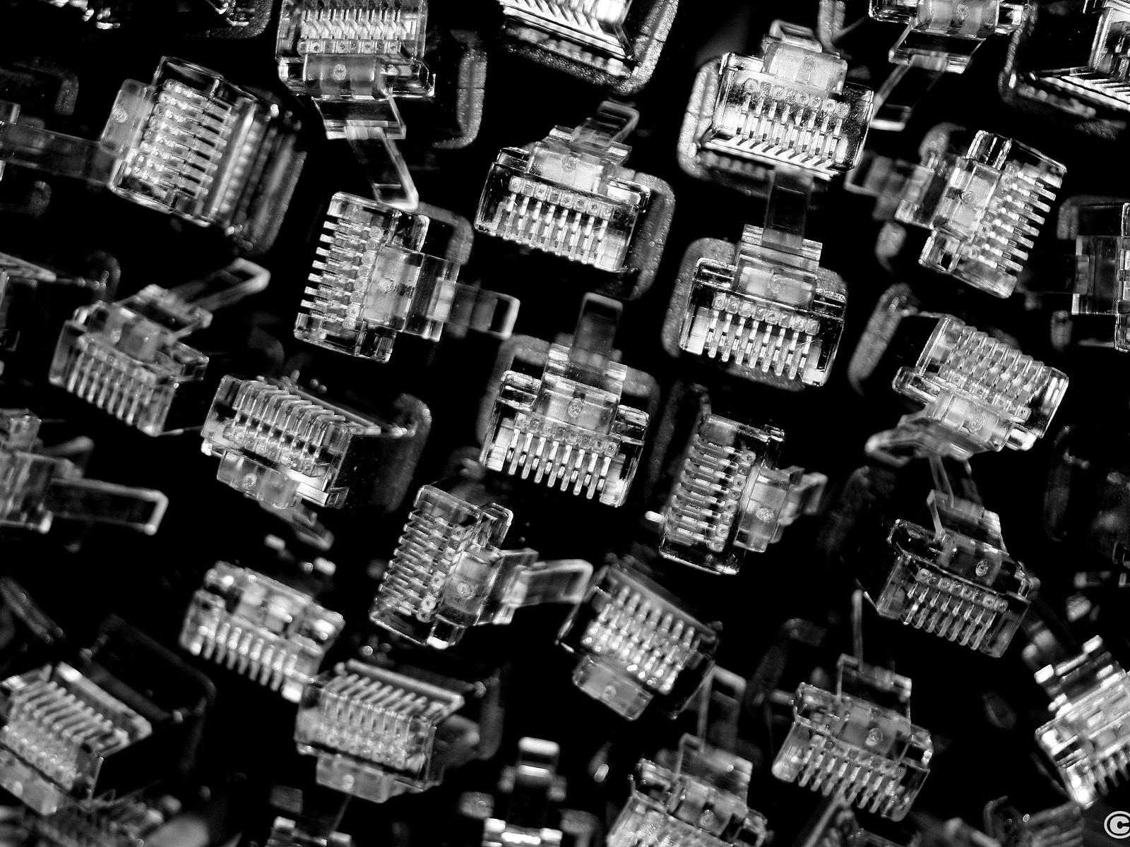 закрытие кучки электрических проводов на черной поверхности