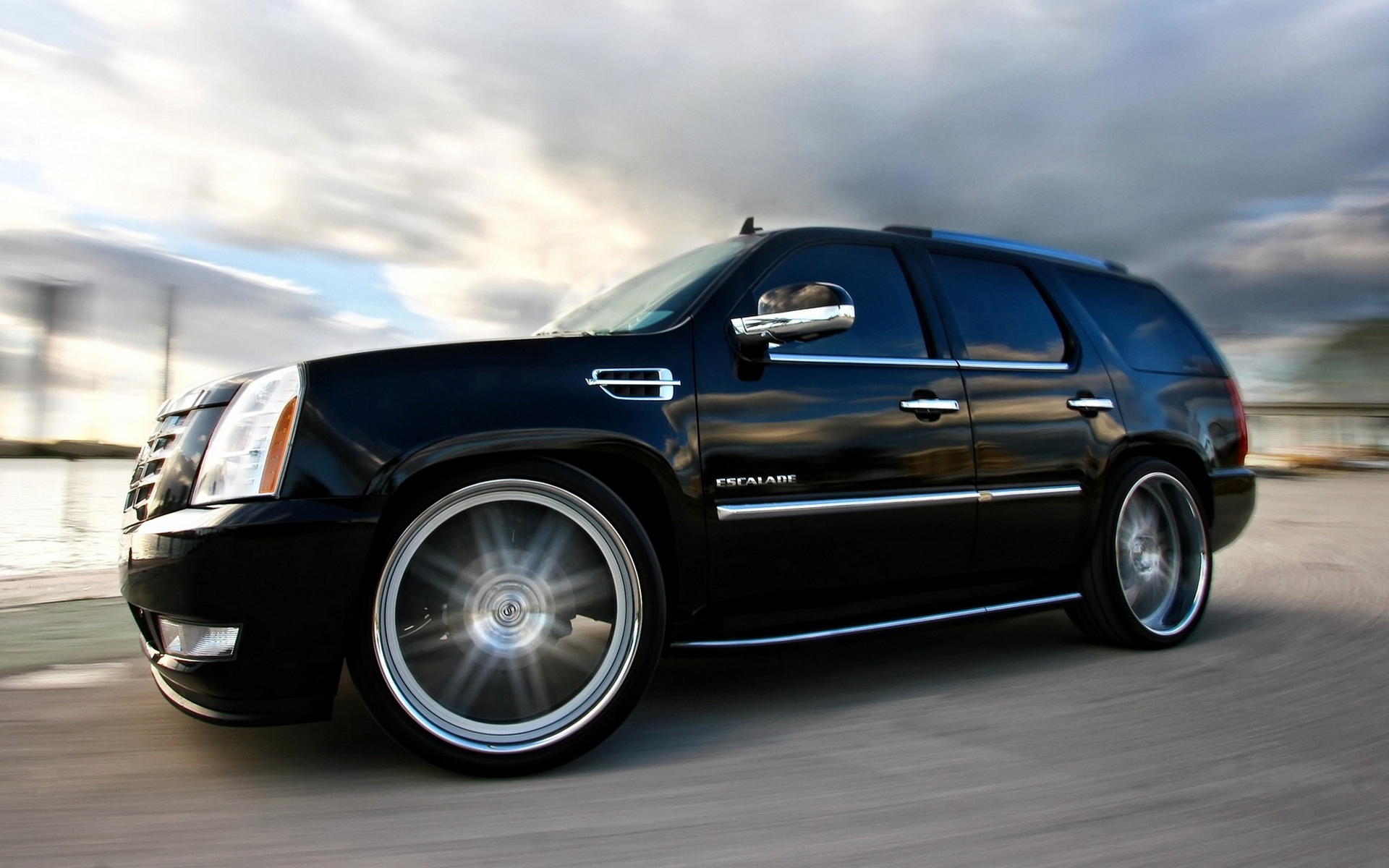 Едет черный кадиллак. Машина Кадиллак Эскалейд. Cadillac Escalade 900. Cadillac Escalade 2011 Tuning. Кадиллак Эскалейд черный.