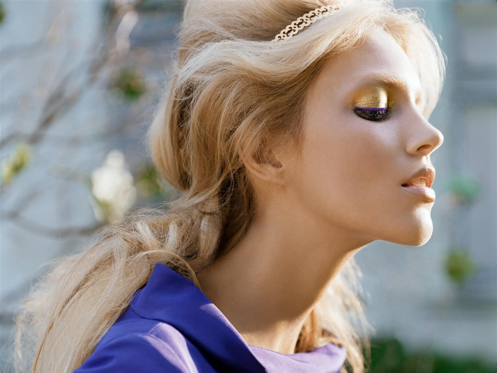 блондинка с голубыми глазами и фиолетовым платьем позирует для фото