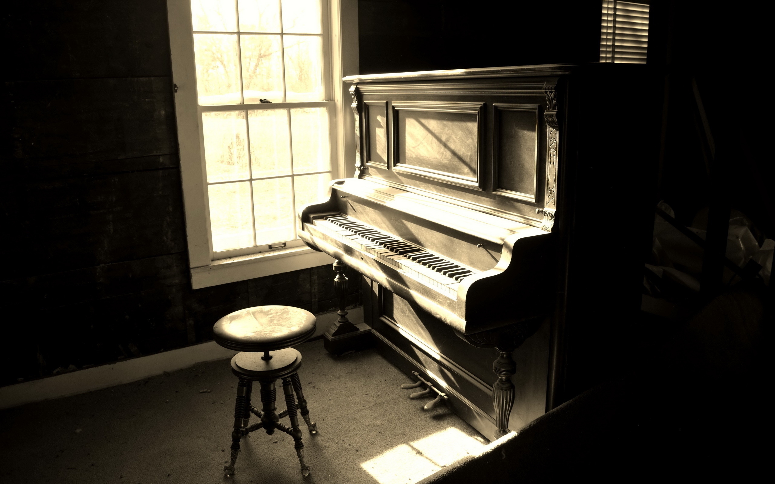 Стоять около рояли. Adolf Lehmann пианино. Комната с пианино. Старинное пианино. Фортепиано.