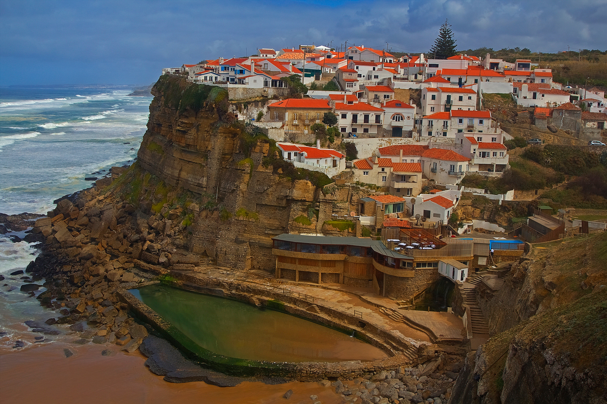 Время в португалии. Азенхас Ду мар. Португалия Azenhas do Mar Sintra скала. Azenhas do Mar Португалия туризм. Синтра Португалия вид на побережье.