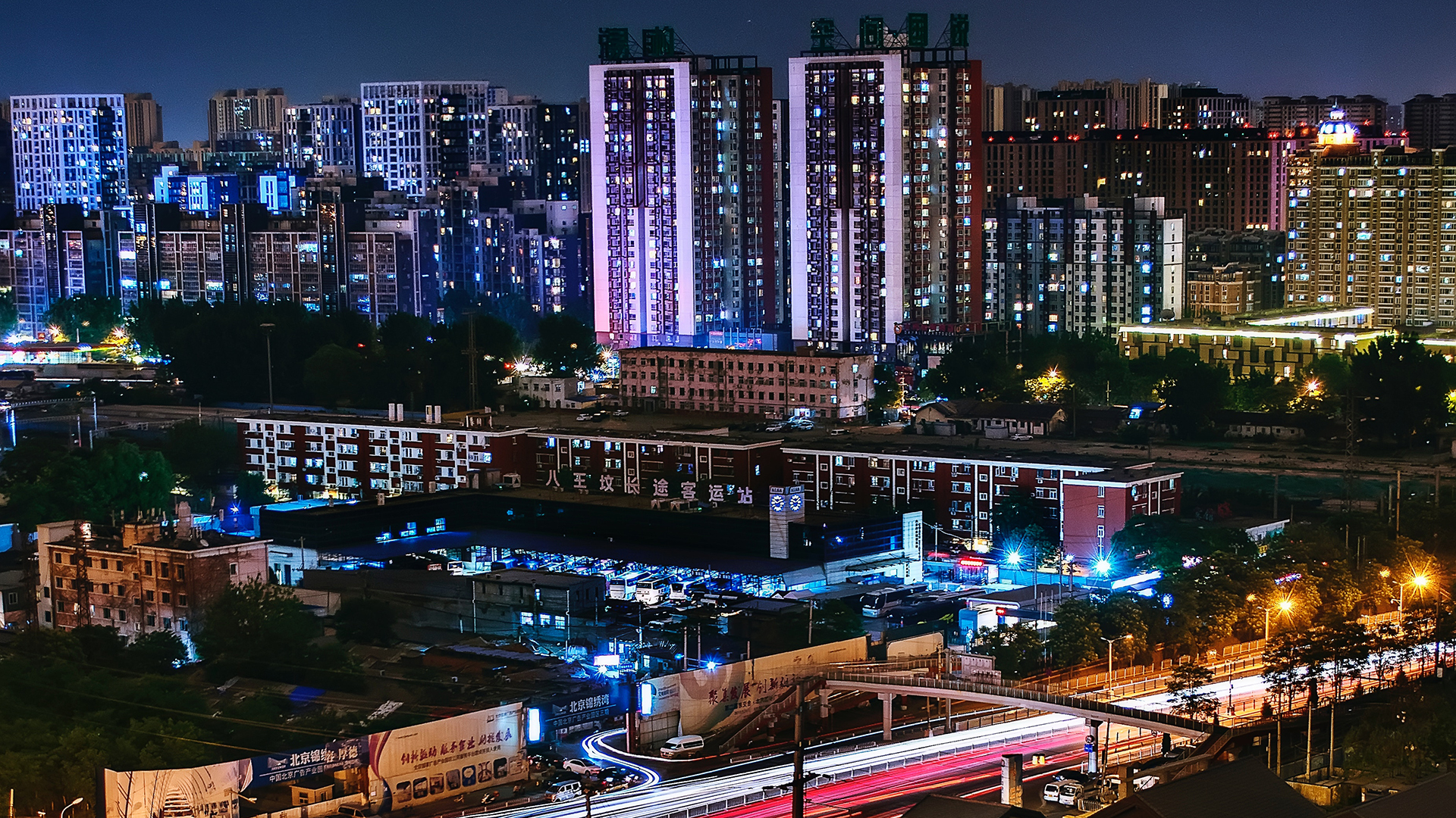 ночной вид на город с шоссе и мостом