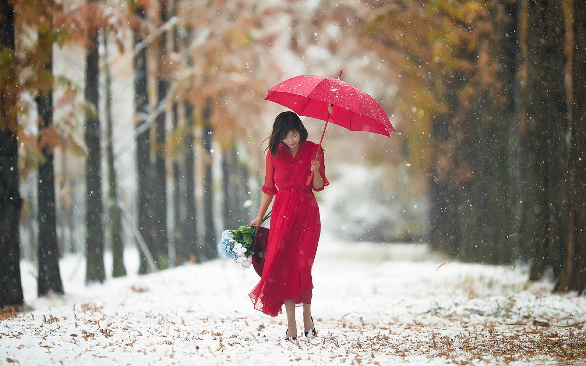Женщина с красным зонтиком