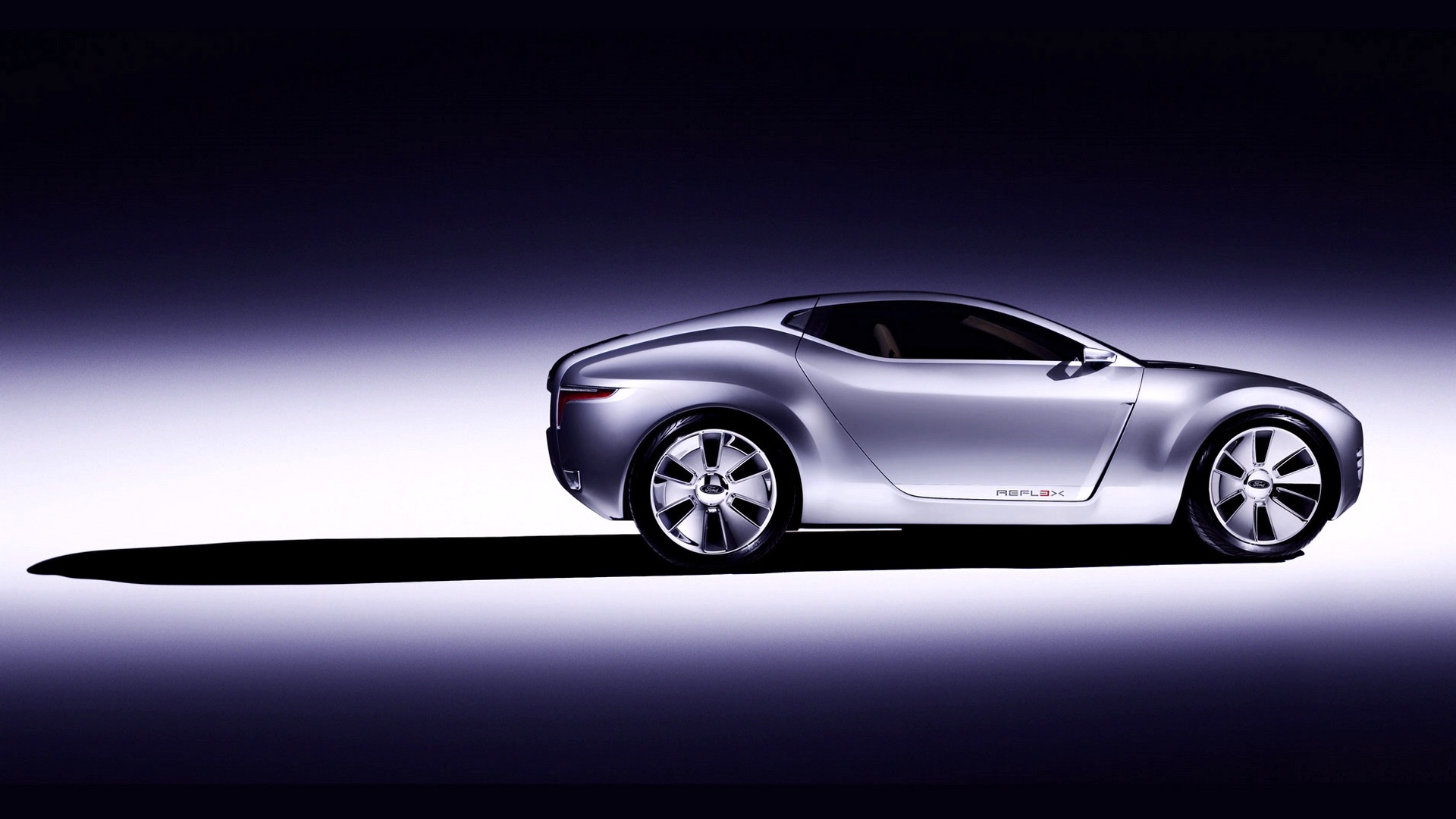 серебряный спортивный автомобиль на темном фоне