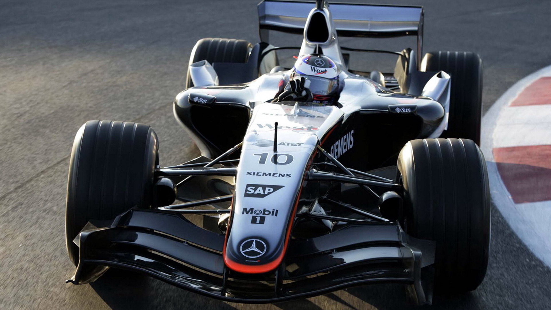 женский гоночный автомобиль на трассе с красно-белой полосой