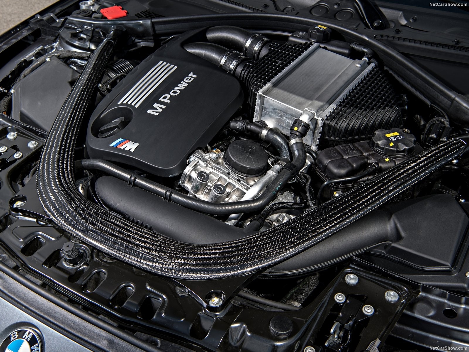 bmw двигатель с логотипом bmw на нем