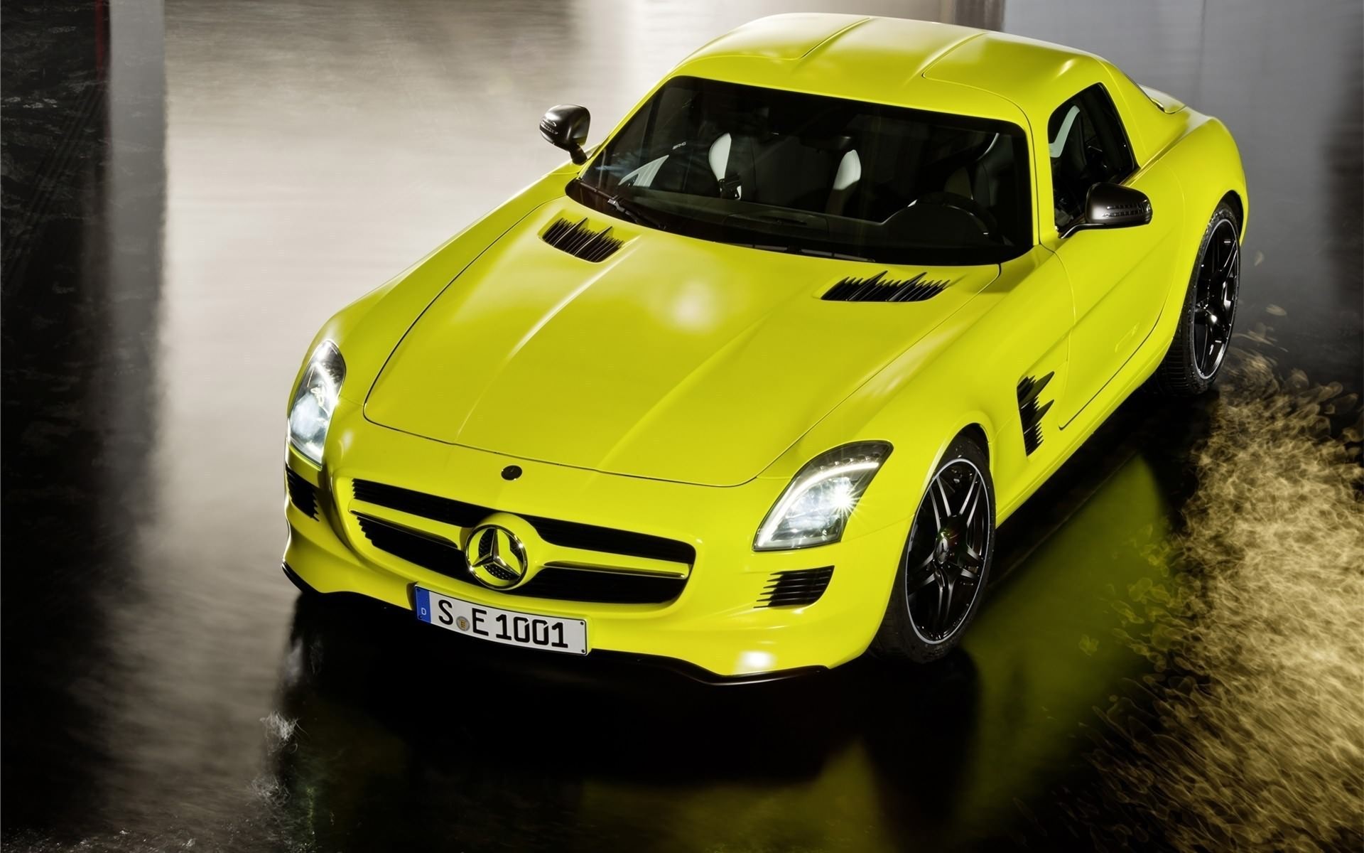 Желтая машина зеленая машина. Мерседес SLS AMG желтый. Mercedes-Benz SLS AMG зеленый. Мерседес SLS AMG зеленый. Мерседес СЛС АМГ салатовый.