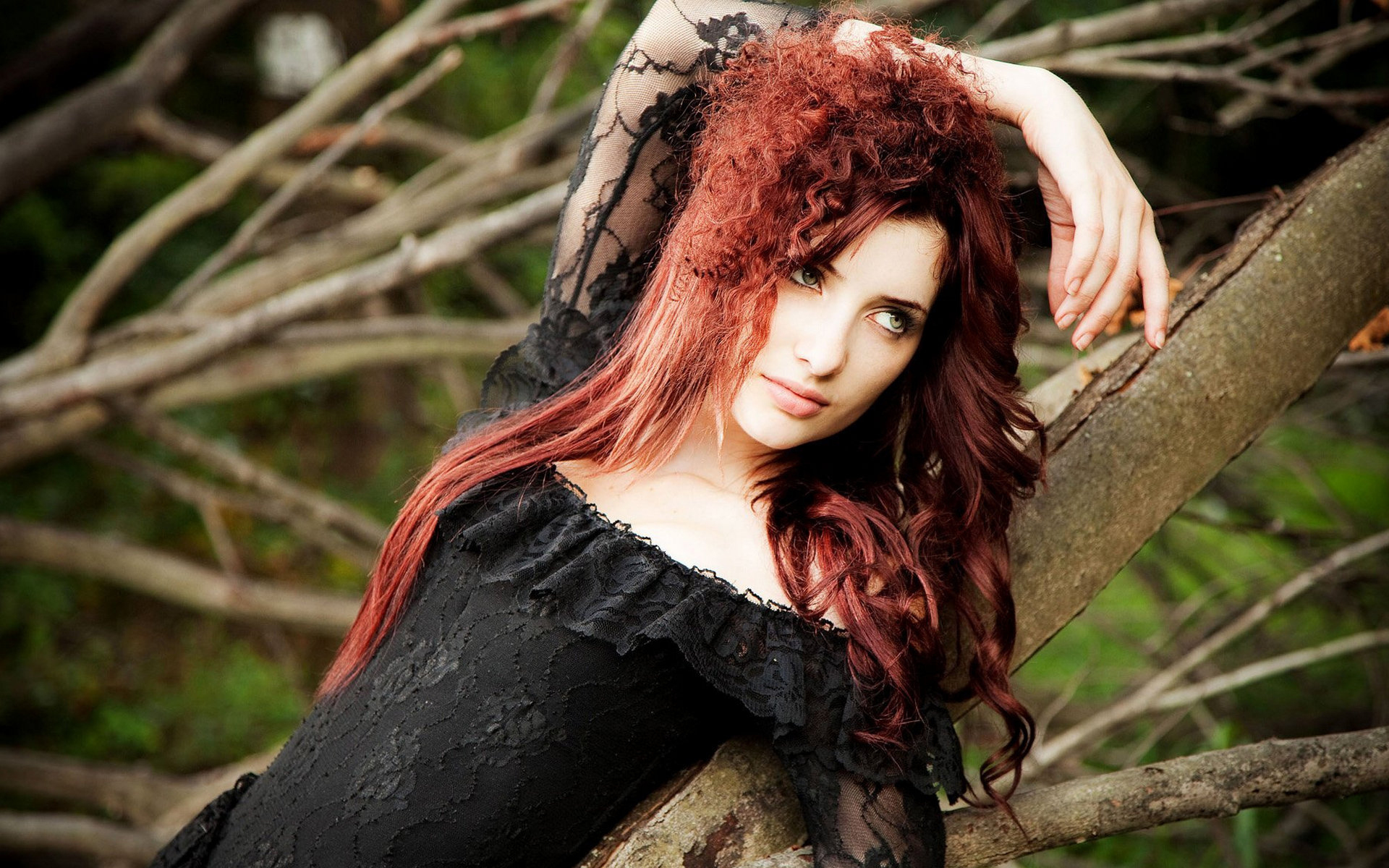 женщина с рыжими волосами позирует для фото