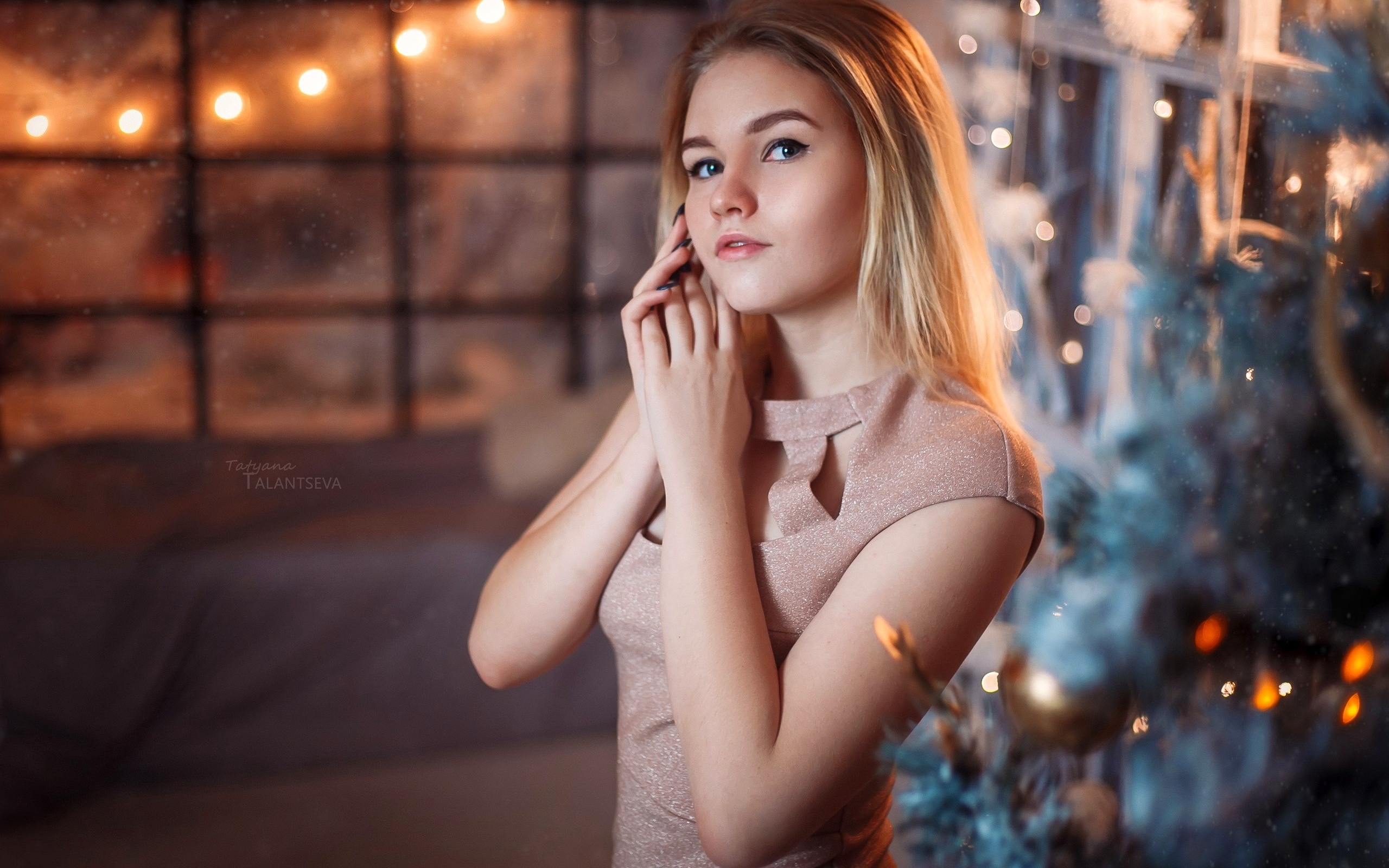 блондинка в розовом платье разговаривает по мобильному телефону