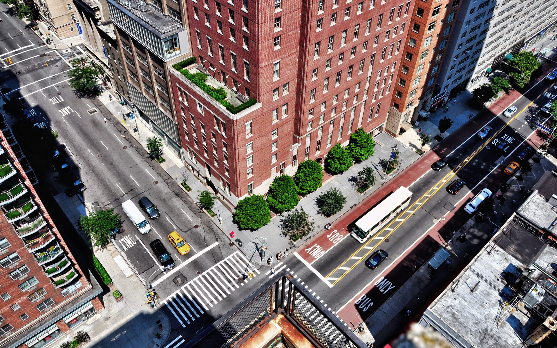 Ул вид. Нью Йорк Сити здания. Перекресток пяти улиц Нью-Йорк. Нью Йорк улицы здания. Нью Йорк вид с улицы.