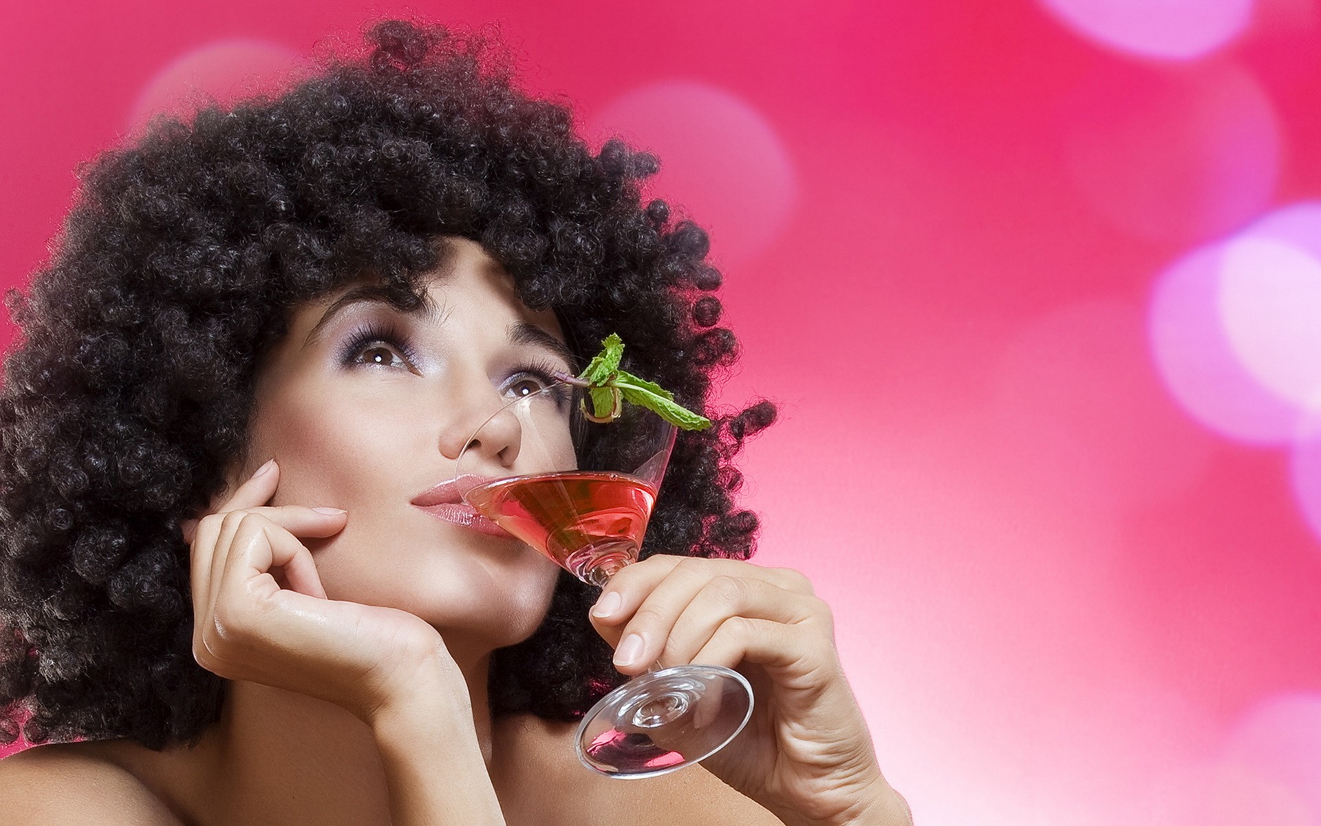 женщина с коктейльным стаканом в руке
