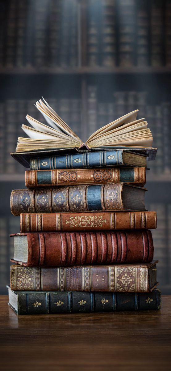 завершение стопки книг с открытой книгой