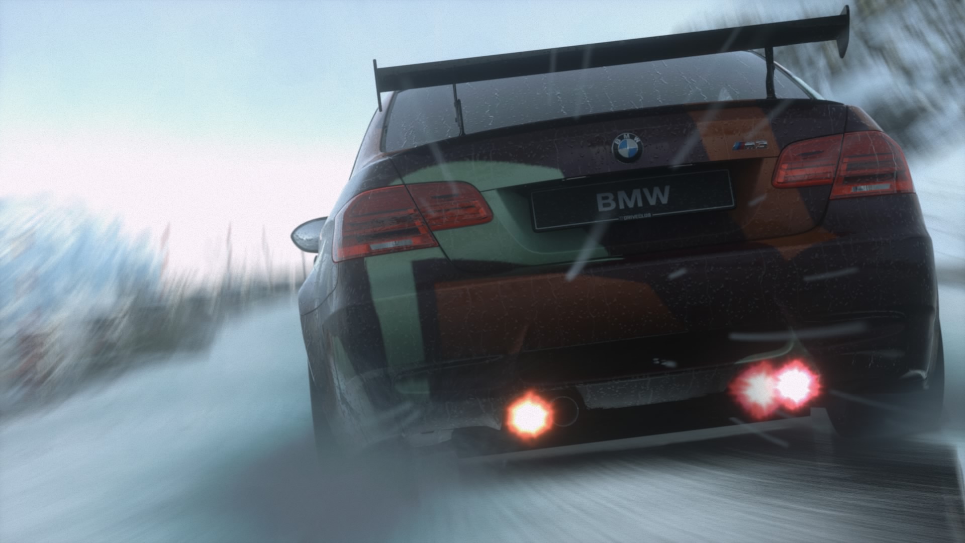 женщина-машина едет по заснеженной дороге с размытыми деревьями на заднем плане