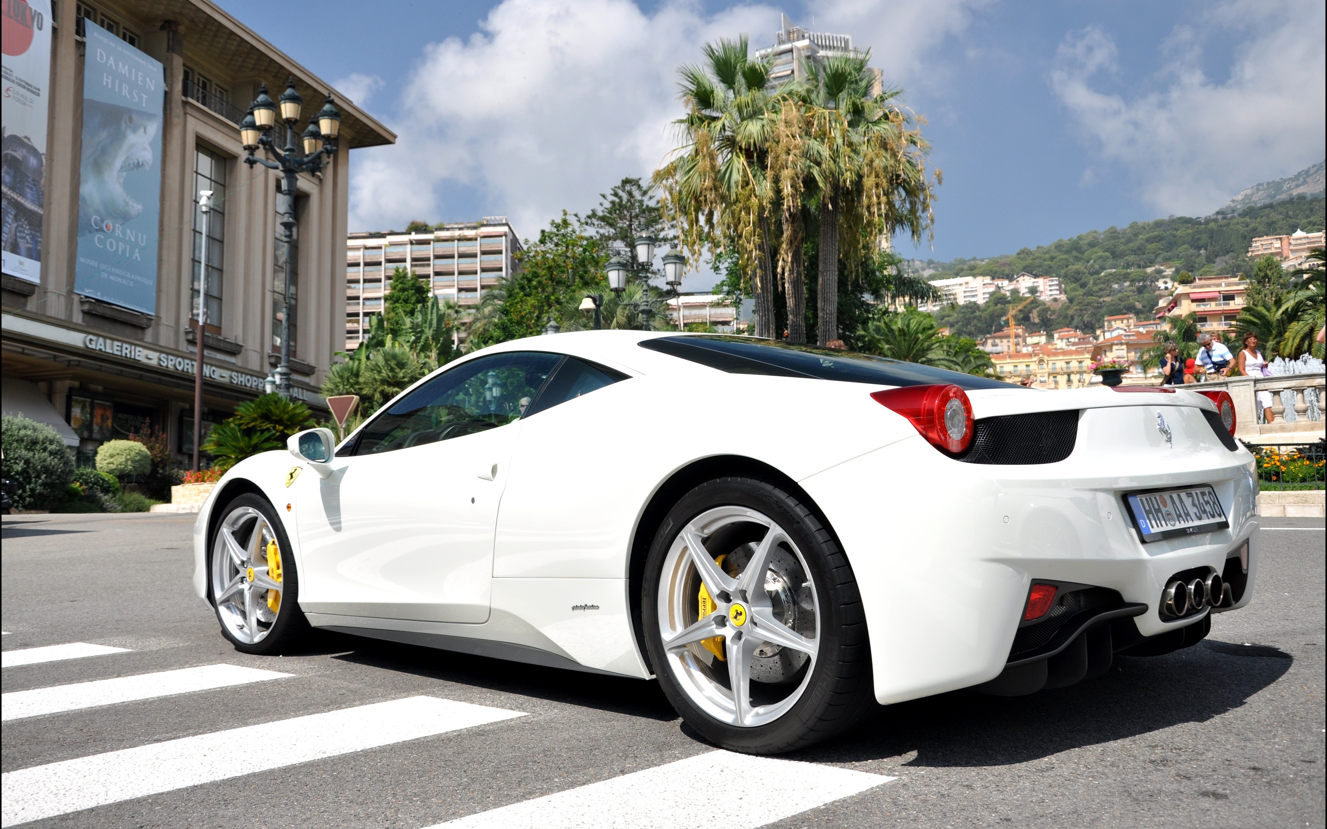 белый автомобиль Ferrari 458 загрузить